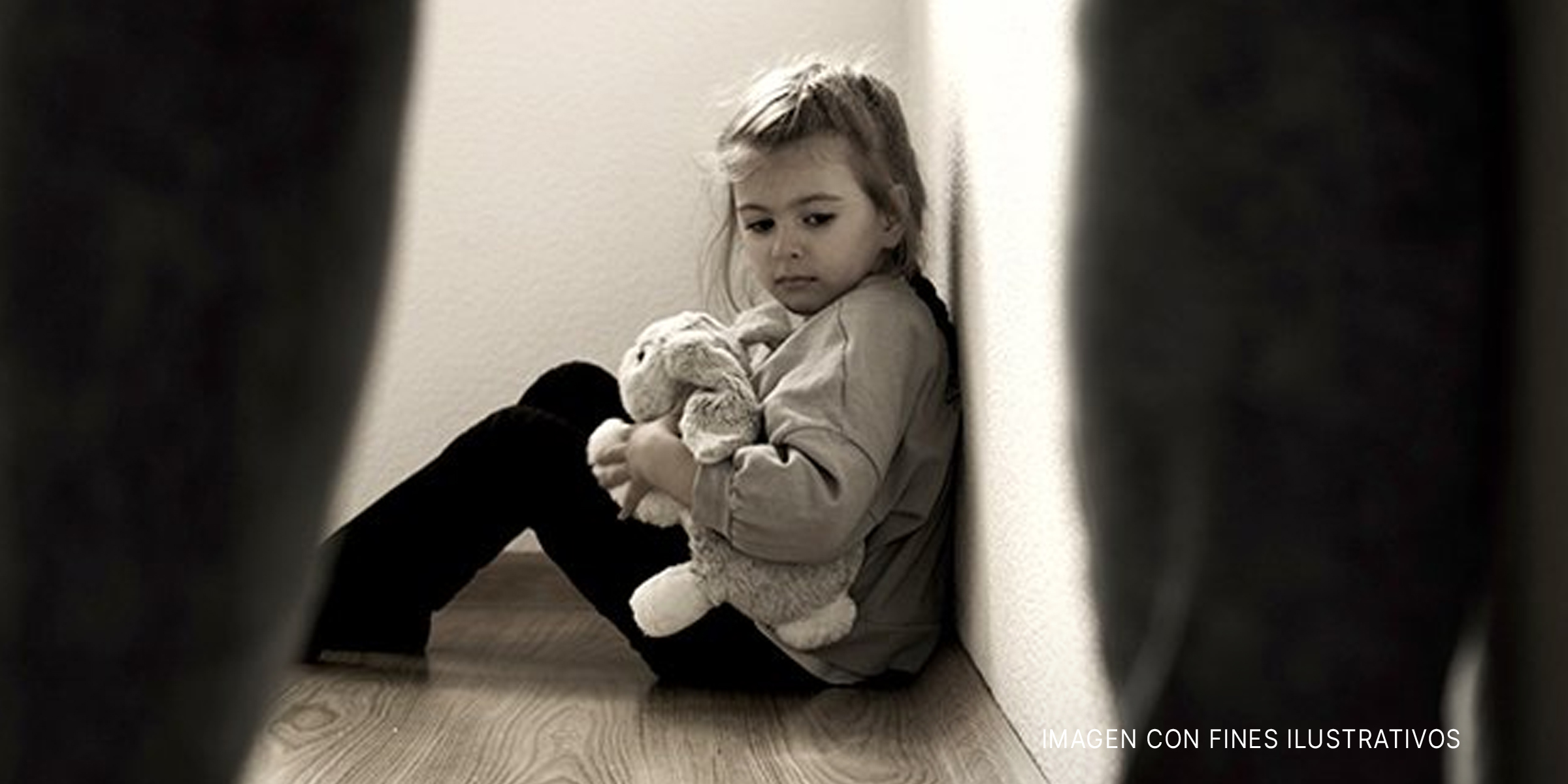 Una niña triste abrazando un conjeto de peluche | Foto: Shutterstock