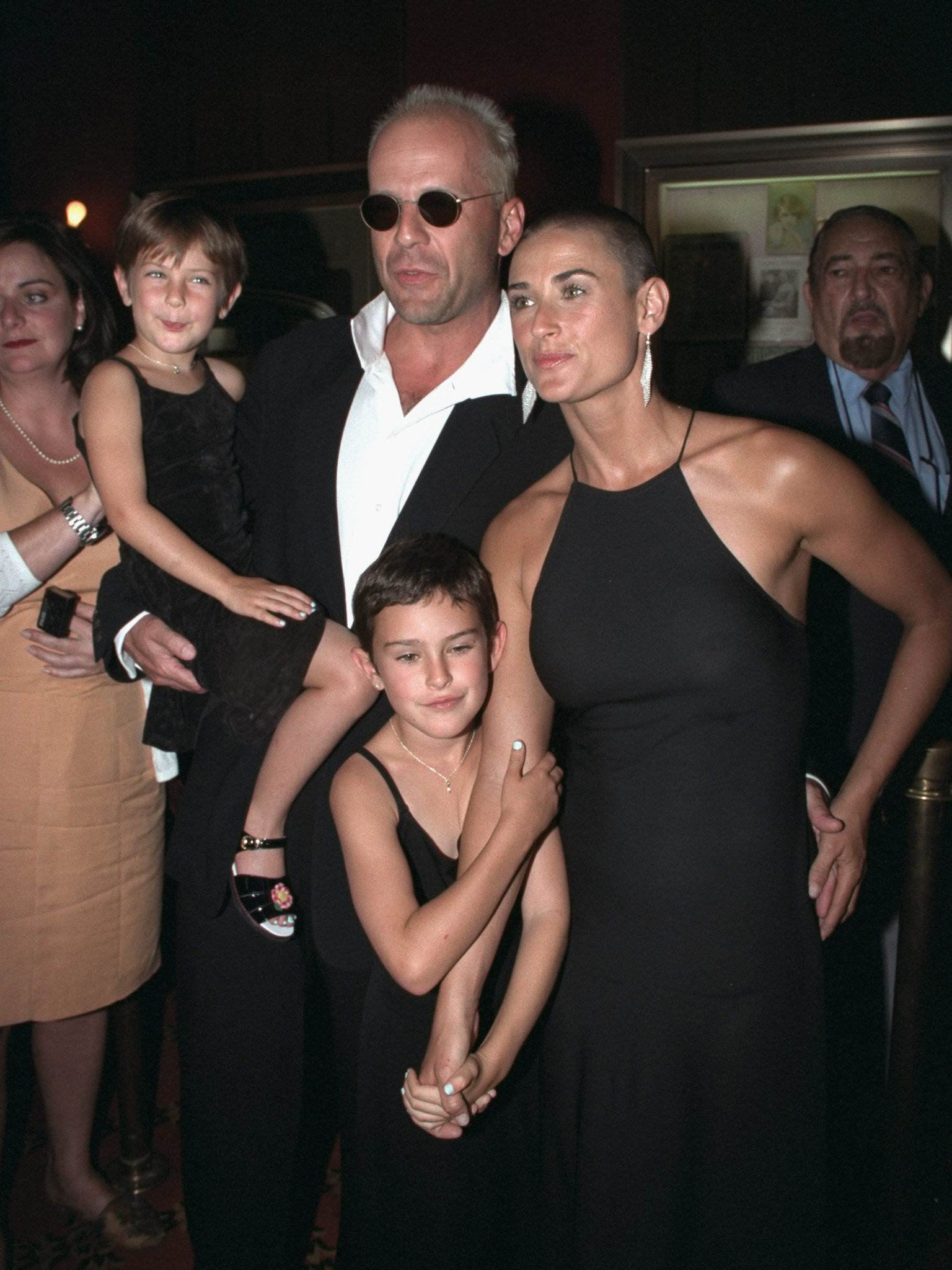 Demi Moore y Bruce Willis con sus hijas, Rumer y Scout, en el estreno de la película "Striptease" en el Teatro Ziegfeld, el 23 de junio de 1996. | Fuente: Getty Images