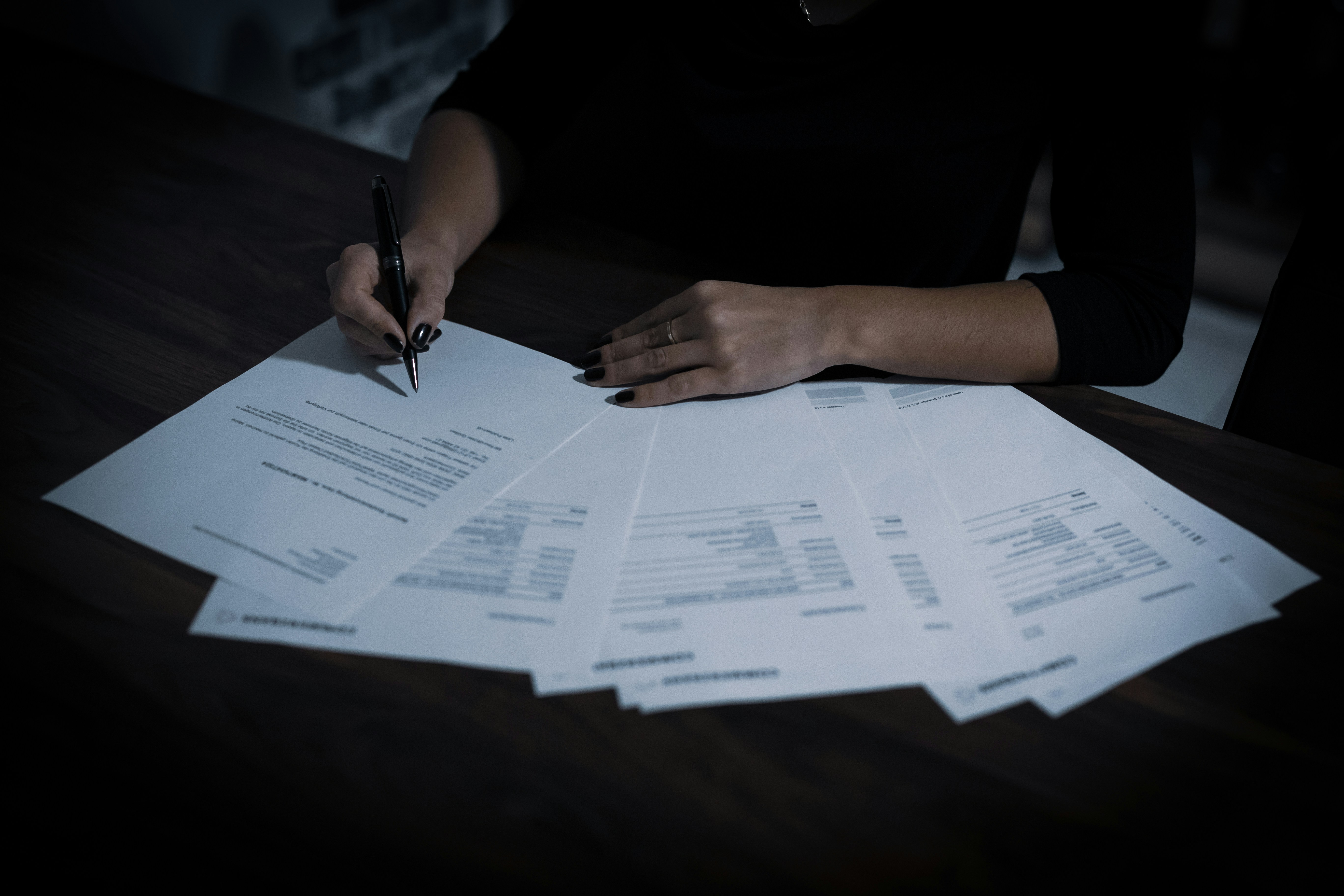 Una mujer revisando informes | Fuente: Unsplash