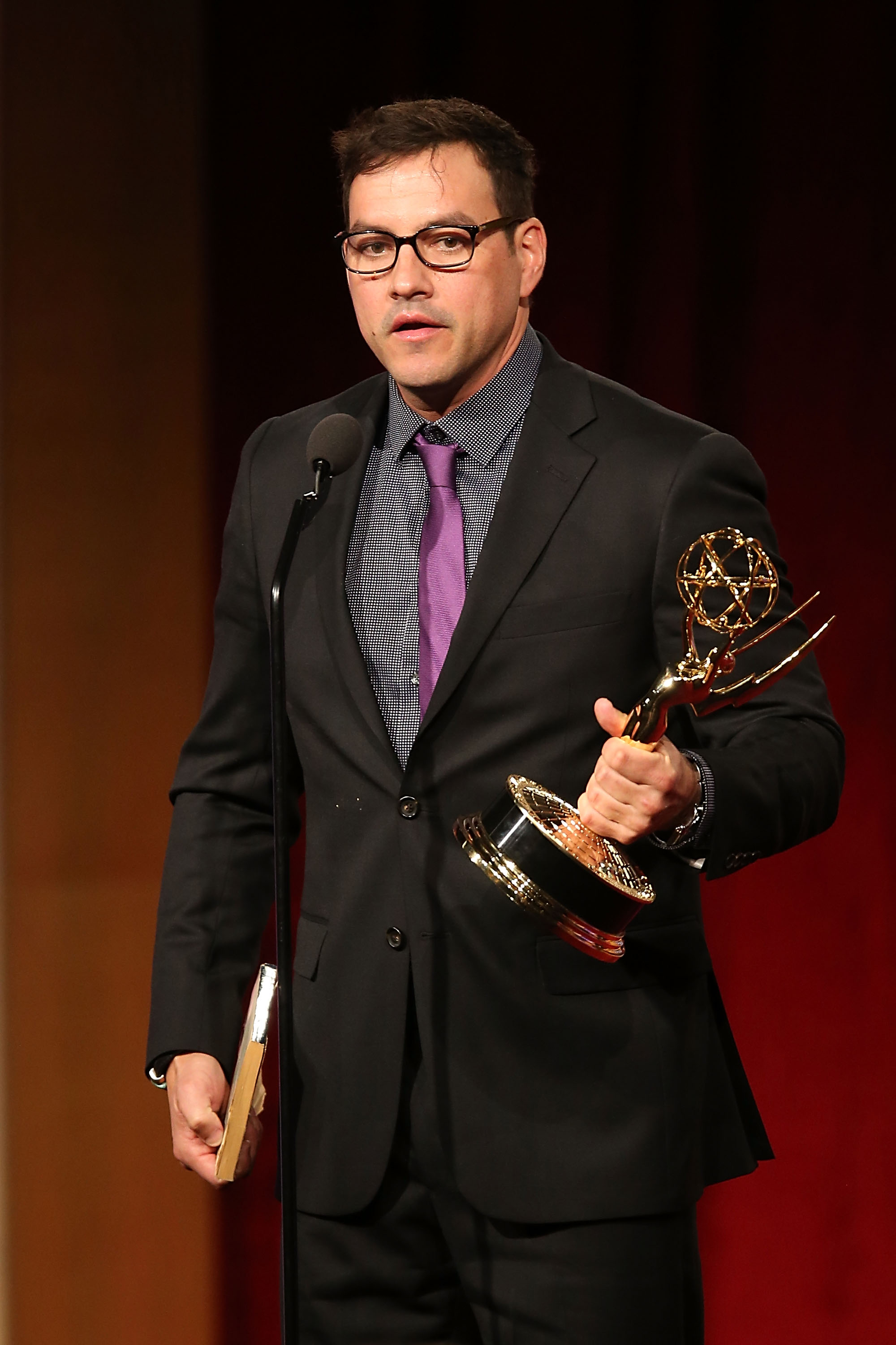 Tyler Christopher habla en el escenario de los Premios Daytime Emmy en Los Ángeles, California, el 1 de mayo de 2016 | Foto: Getty Images