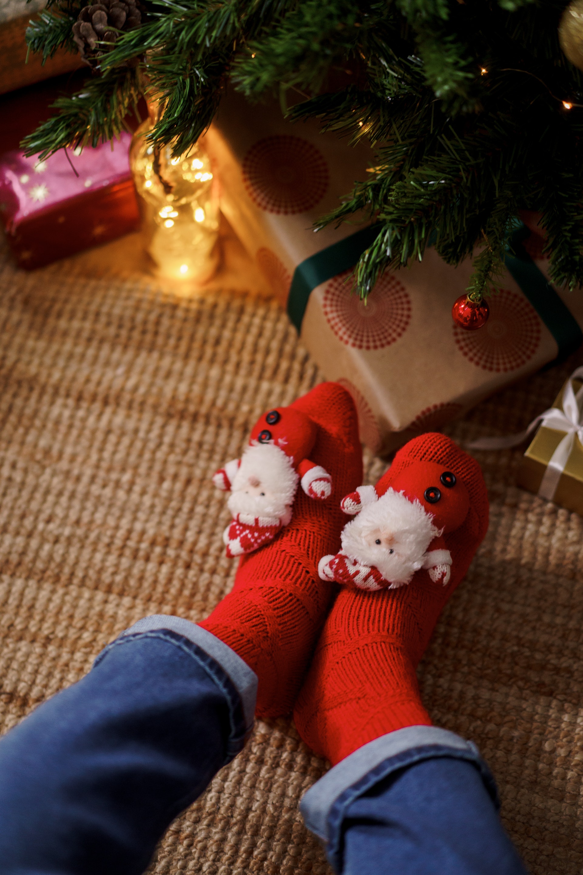 Una persona con calcetines navideños | Fuente: Pexels