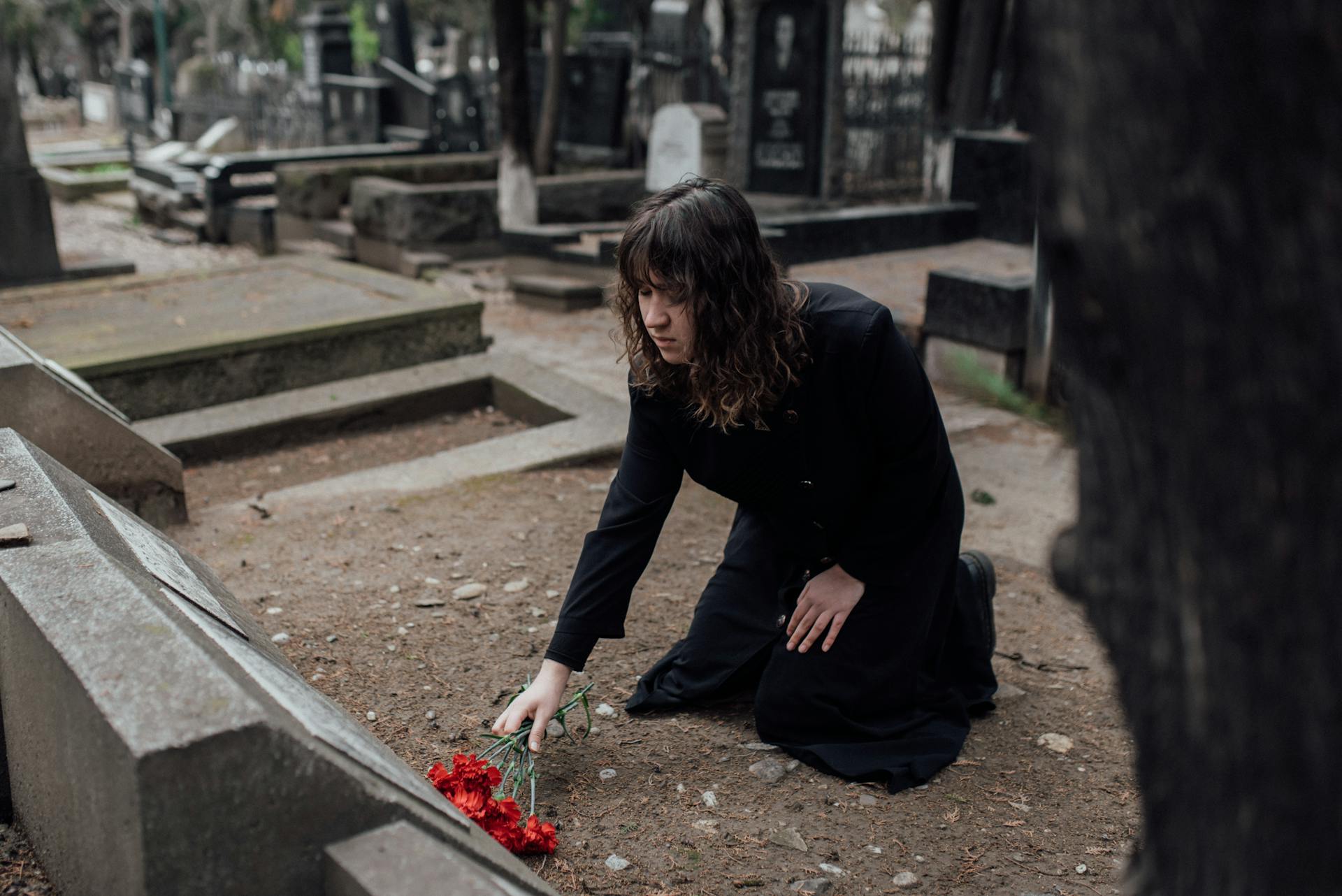 Una persona en un cementerio | Foto: Pexels