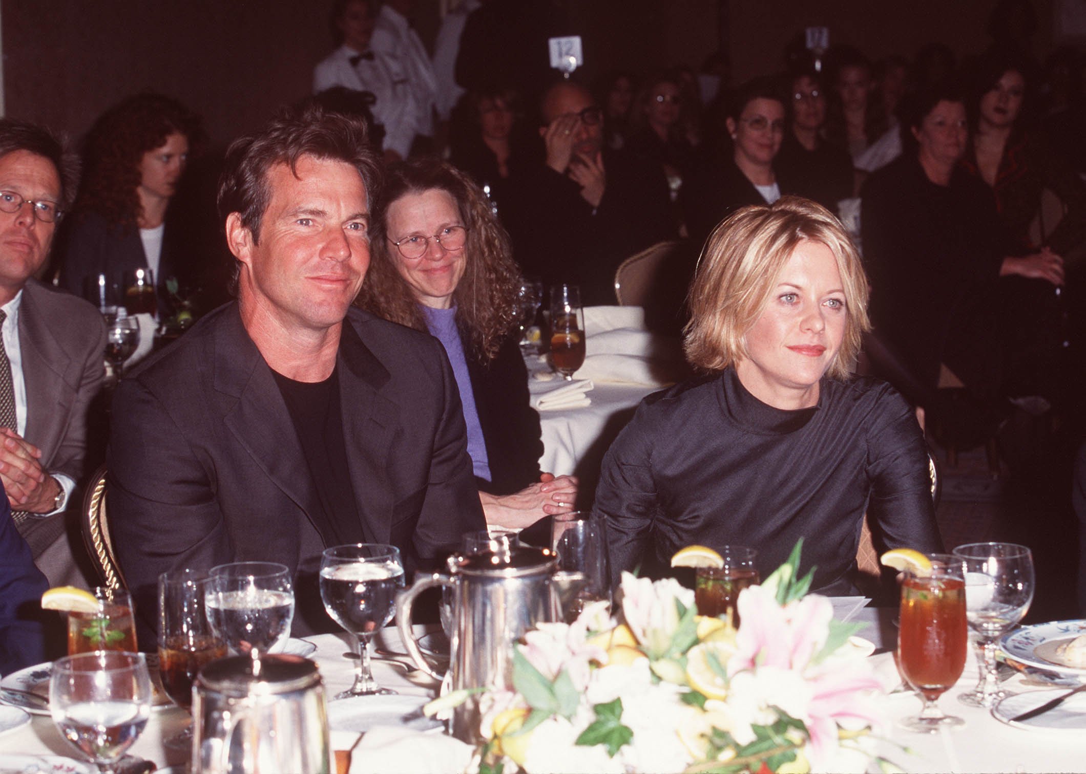 Dennis Quaid y Meg Ryan durante el 5º almuerzo anual de la revista Premiere "Women in Hollywood" el 12 de enero de 1999. | Foto: Getty Images