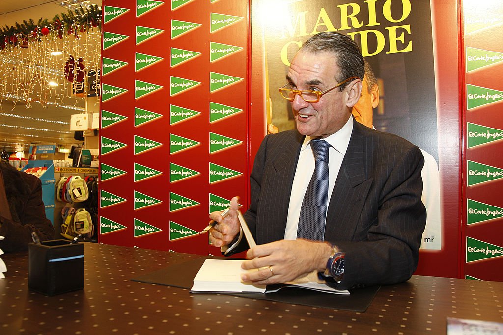  Mario Conde firmando copias de su nuevo libro 'De Aquí se Sale'. | Fuente: Getty Images