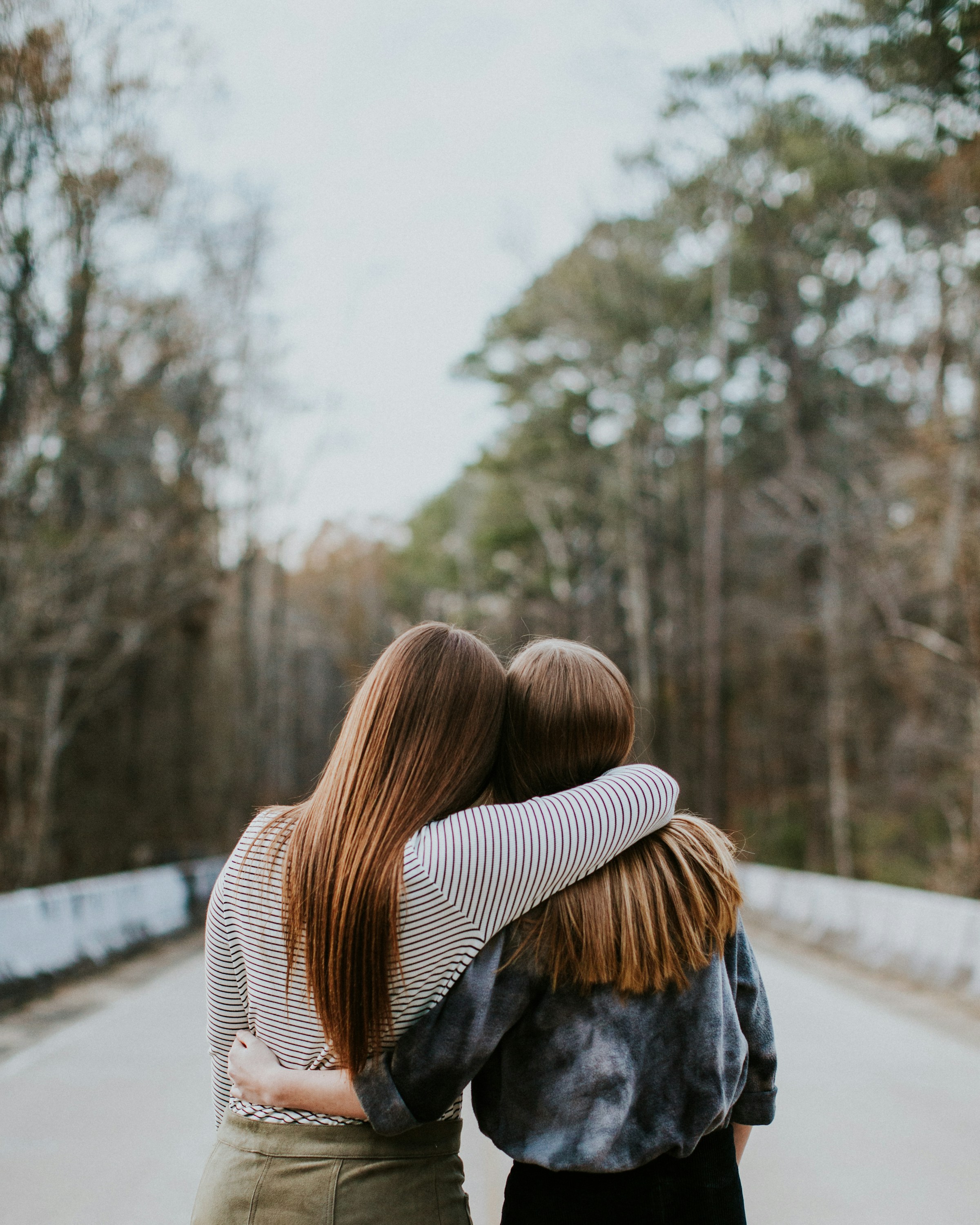 Dos mujeres abrazadas | Fuente: Unsplash