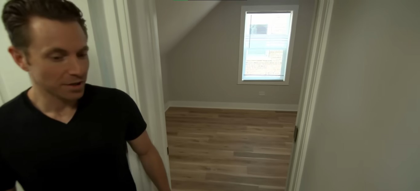 El actual dueño muestra la casa. | Foto: YouTube/Inside Edition