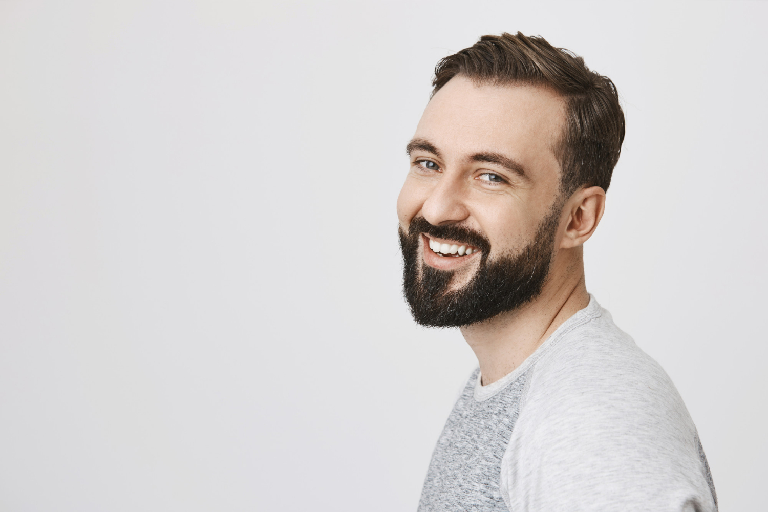 Un hombre sonriendo | Fuente: Freepik
