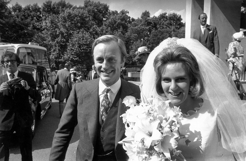 Camilla y Andrew Parker Bowles el día de su boda, el 4 de julio de 1973. | Foto: Getty Images