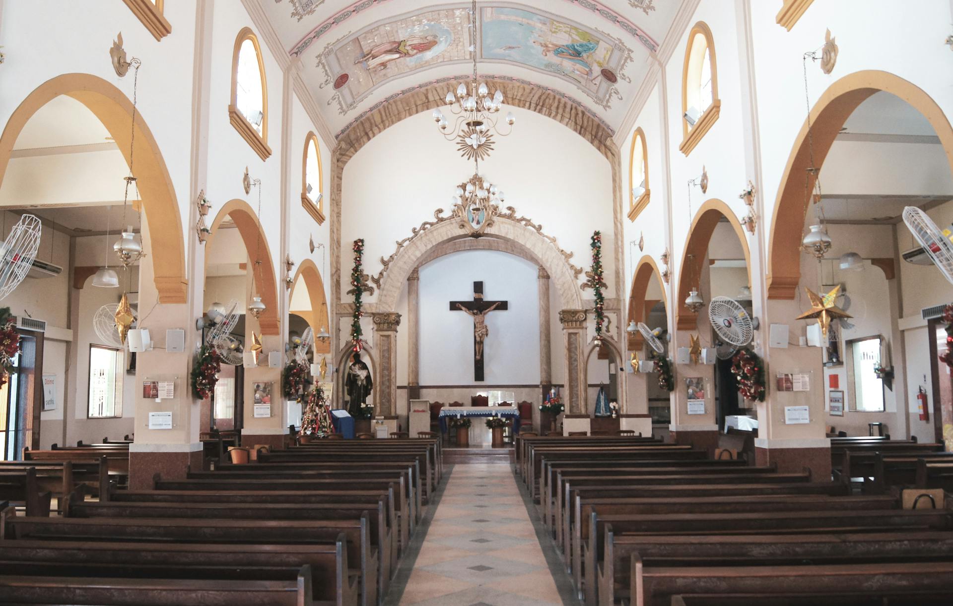 Interior de una iglesia | Fuente: Pexels