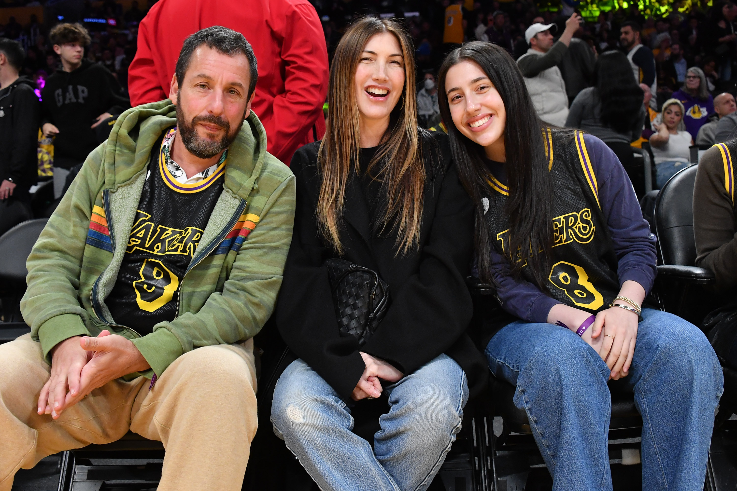 Adam, Jackie y Sadie Sandler asisten a un partido de baloncesto entre Los Angeles Lakers y los Denver Nuggets en Los Angeles, California, el 8 de febrero de 2024 | Fuente: Getty Images