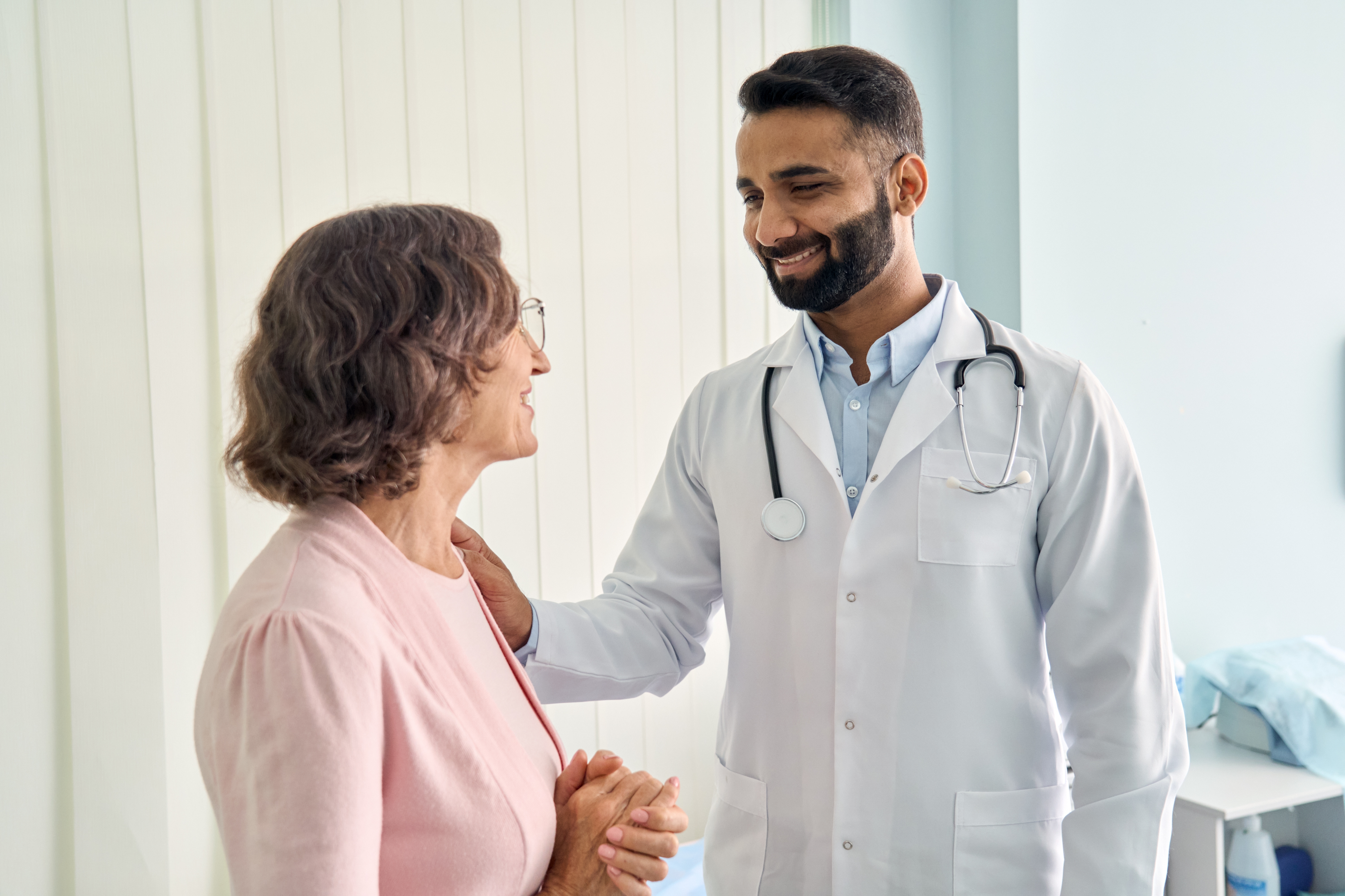 Médico habla con una paciente | Fuente: Shutterstock