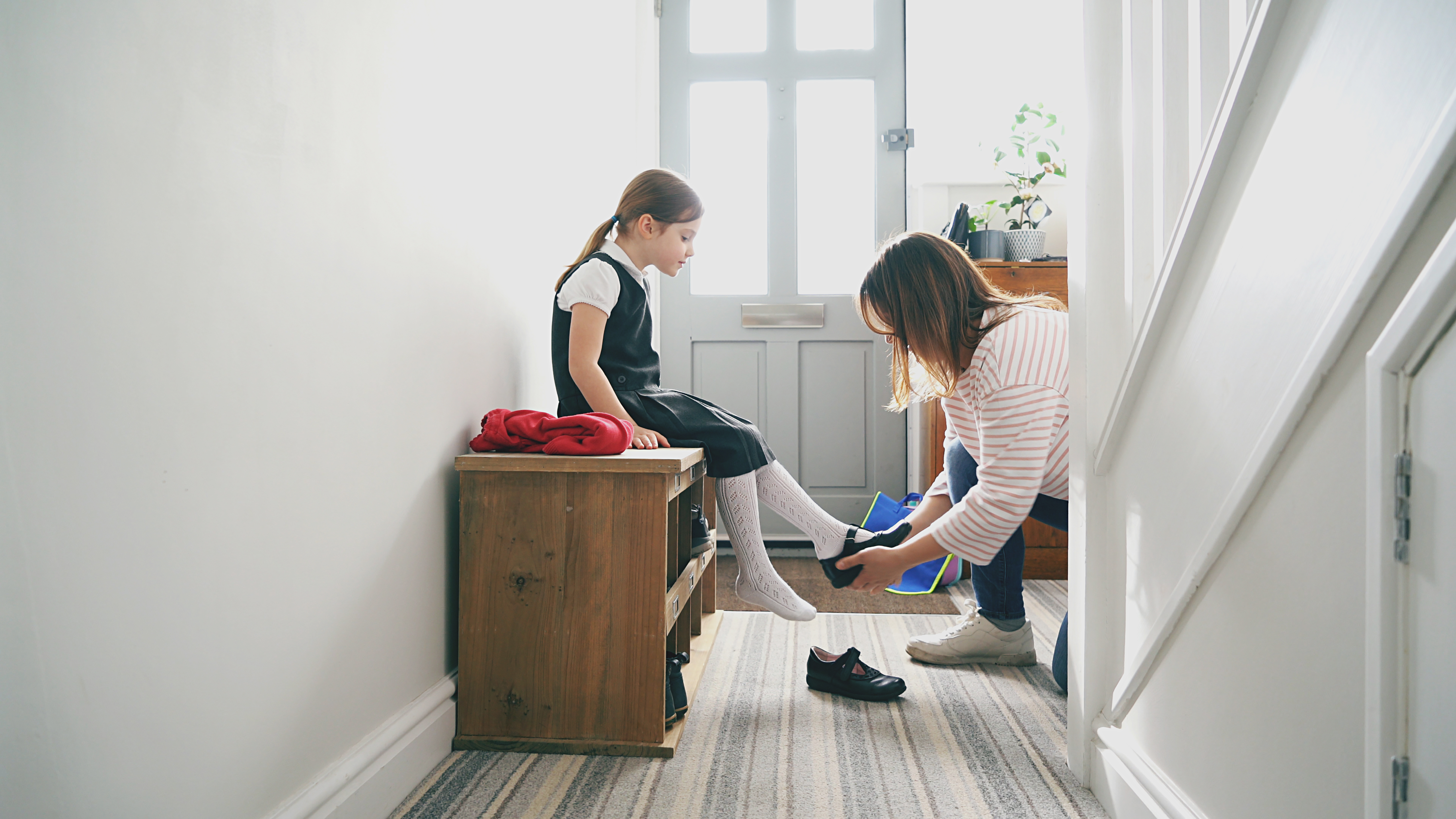 Niña preparándose para ir al colegio | Foto: Getty Images