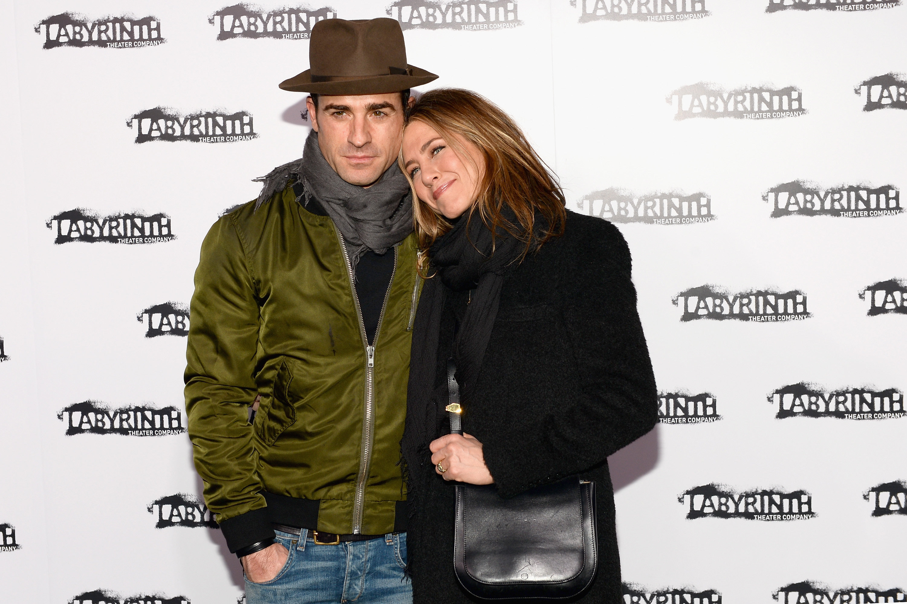 Aniston posó con Theroux en la Gala de Charadas de Famosos de la Compañía de Teatro Labyrinth en Nueva York en noviembre de 2015. Llevaba un abrigo negro y una bufanda, y apoyó suavemente la cabeza en el hombro de él para la foto.