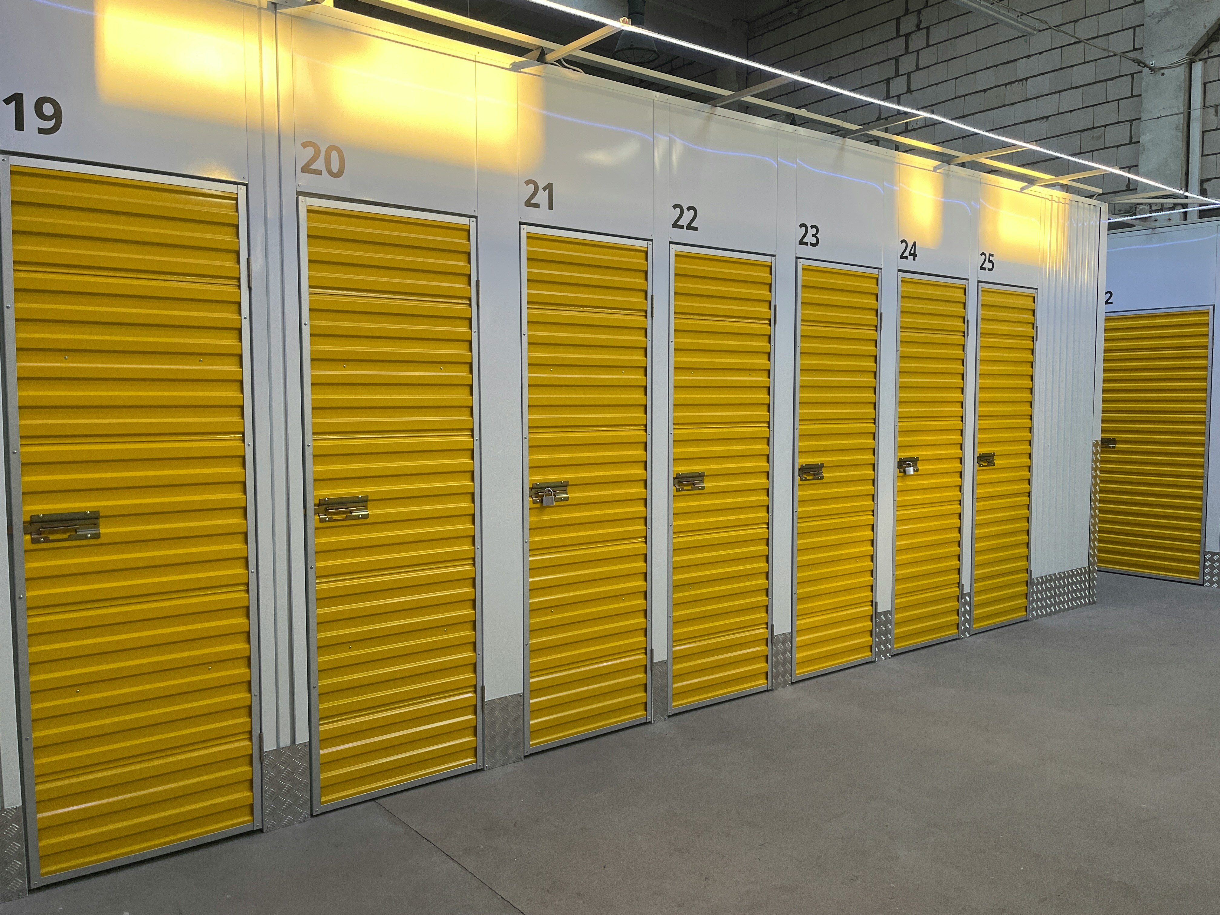 Una fila de puertas en un almacén | Fuente: Unsplash