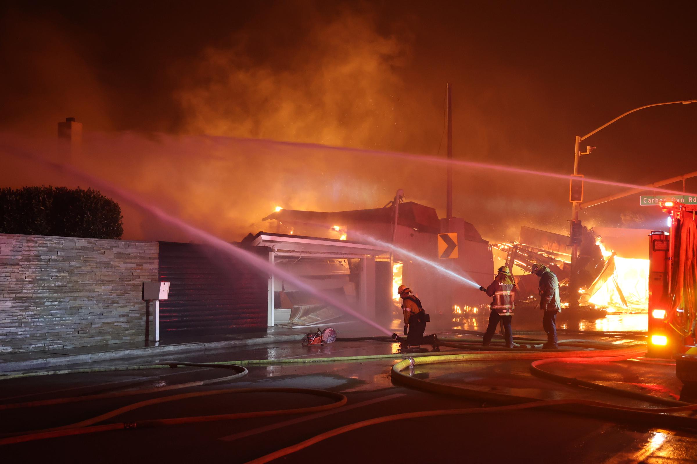 Los bomberos siguen luchando contra el incendio de Palisades mientras las llamas arrasan Los Ángeles, California, el 09 de enero de 2025 | Fuente: Getty Images