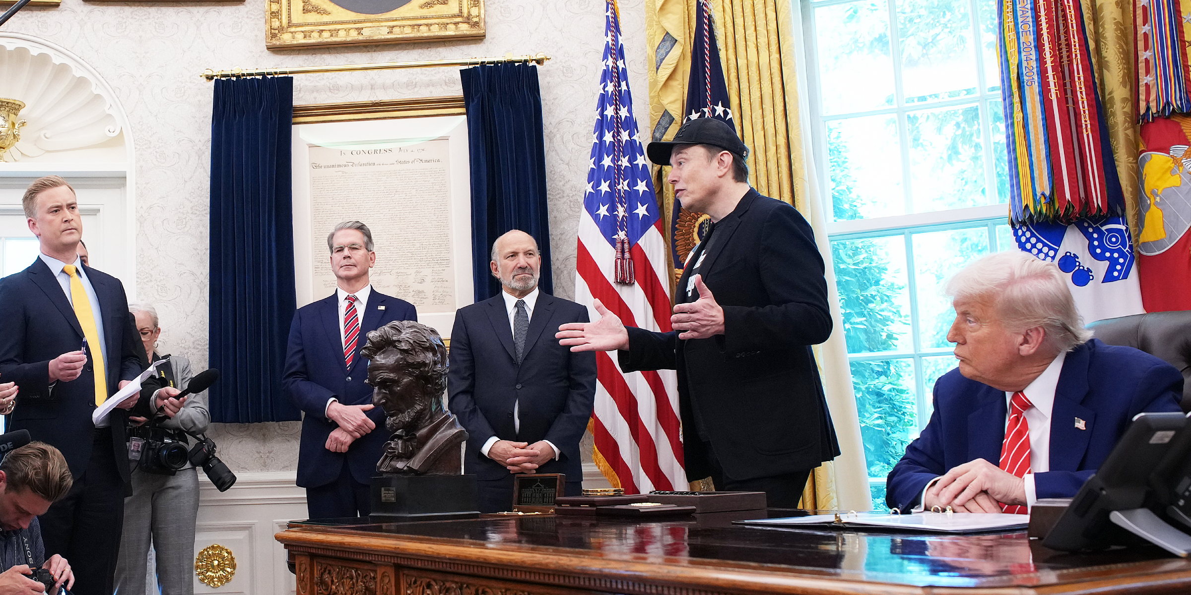 Elon Musk habla junto al presidente de EE.UU., Donald Trump, ante los periodistas en el Despacho Oval | Fuente: Getty Images