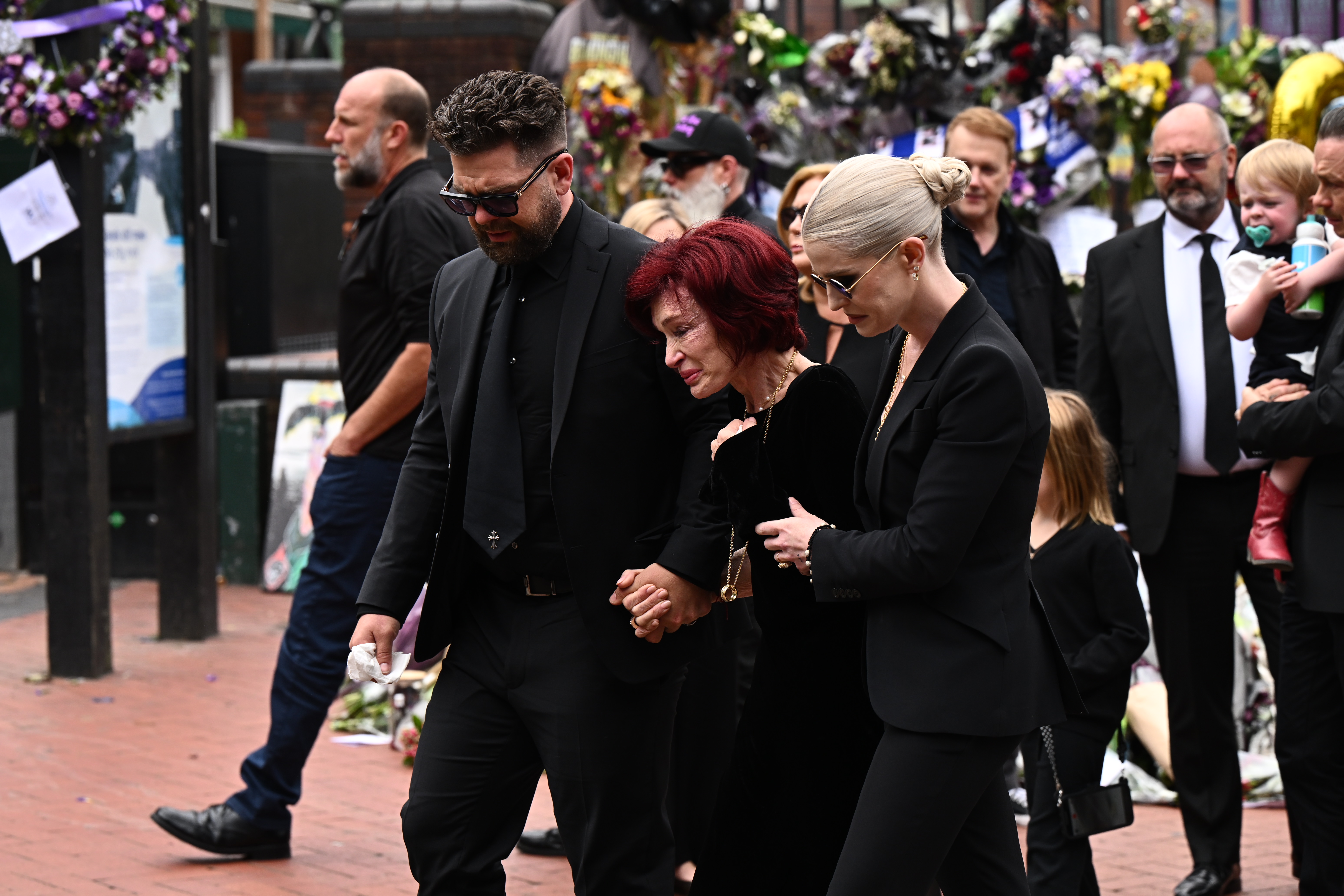 La familia de Ozzy observa los homenajes de los fans al fallecido Ozzy durante su cortejo fúnebre en Birmingham el 30 de julio de 2025 | Fuente: Getty Images