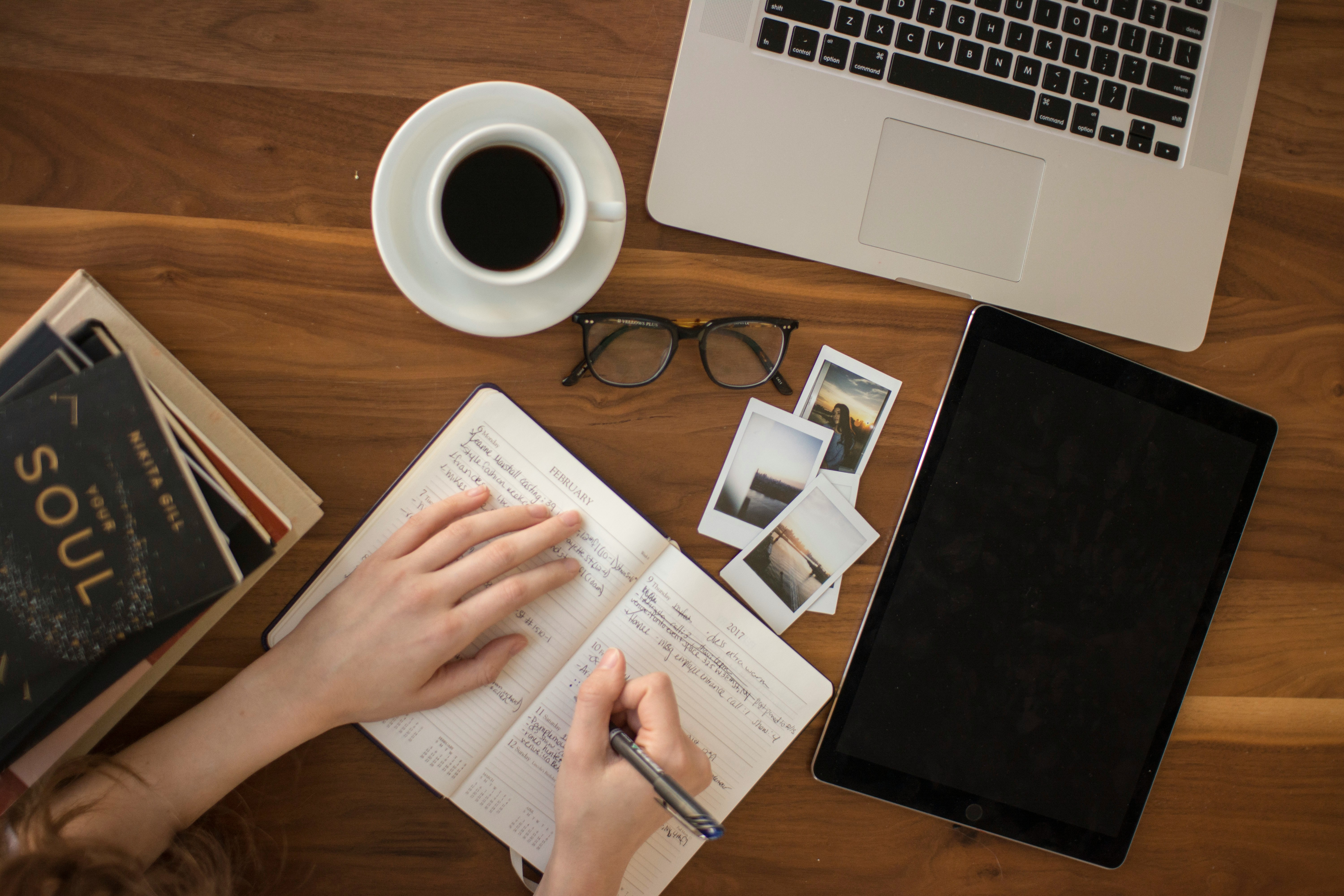 Una chica escribiendo algo en su diario | Fuente: Unsplash