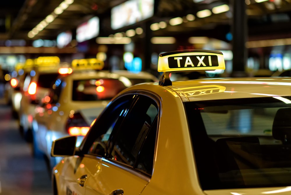 Taxis en la ciudad de noche || Fuente: Shutterstock