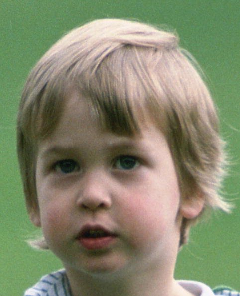 El Príncipe William, de casi 3 años, frente a su casa del Palacio de Kensington el 23 de mayo de 1985. │ Foto: Getty Images