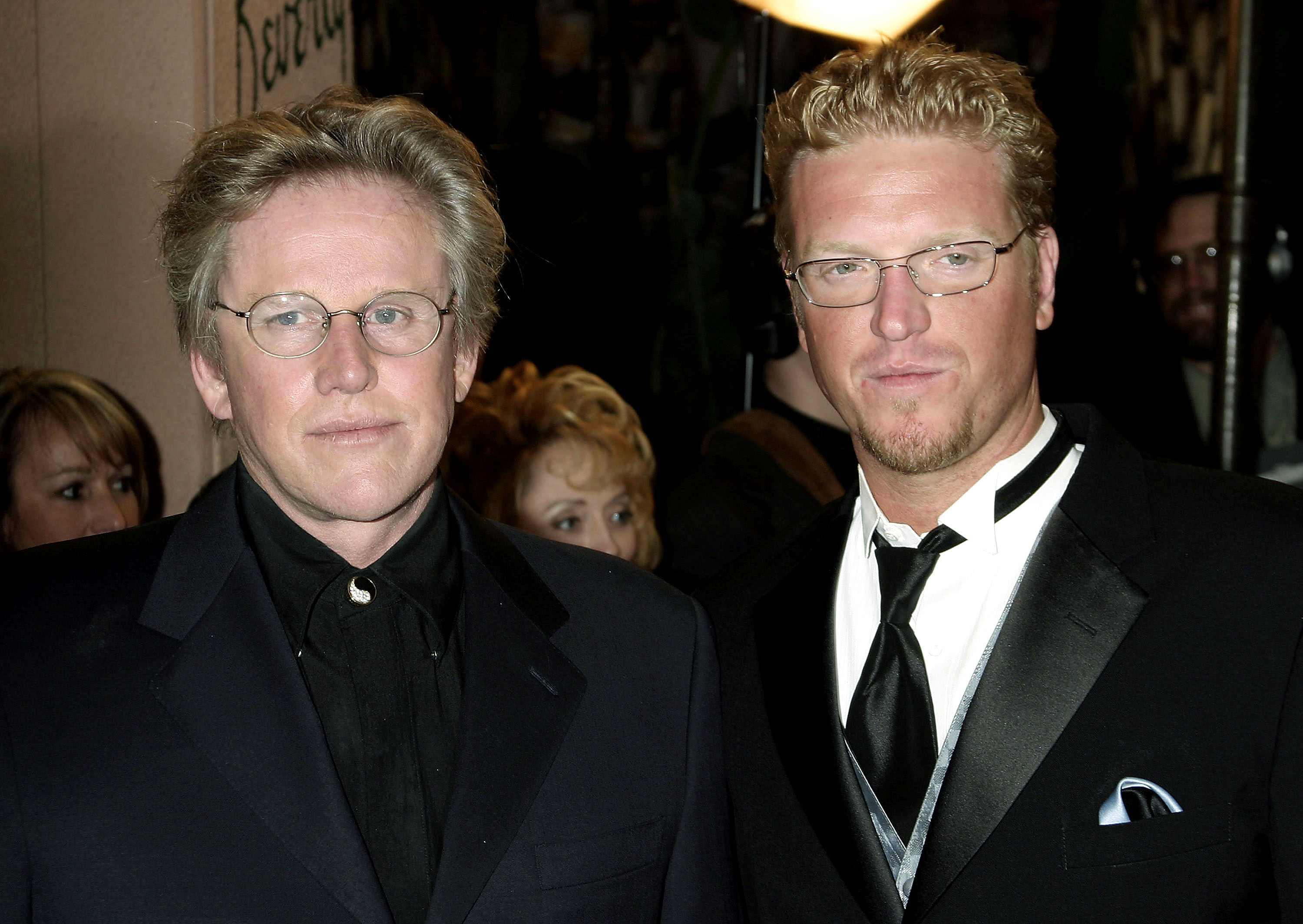 Gary Busey y Jake Busey asisten a la 13ª Gala Anual de la Noche de las 100 Estrellas el 29 de febrero de 2004, en Beverly Hills | Fuente: Getty Images