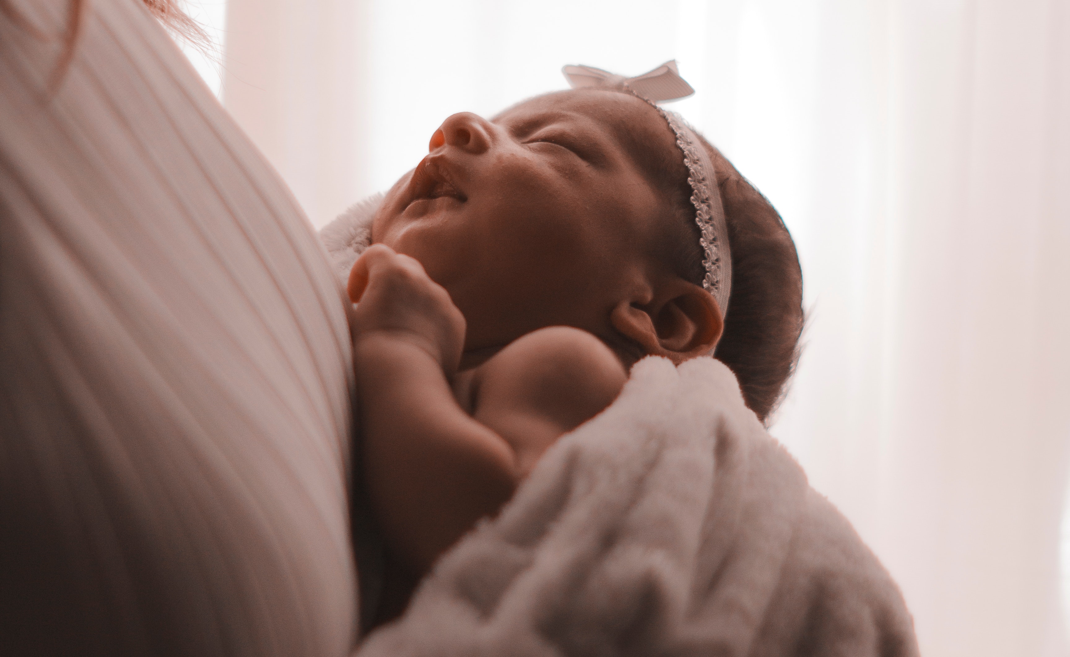 Una niña recién nacida en brazos de su madre | Foto: Pexels