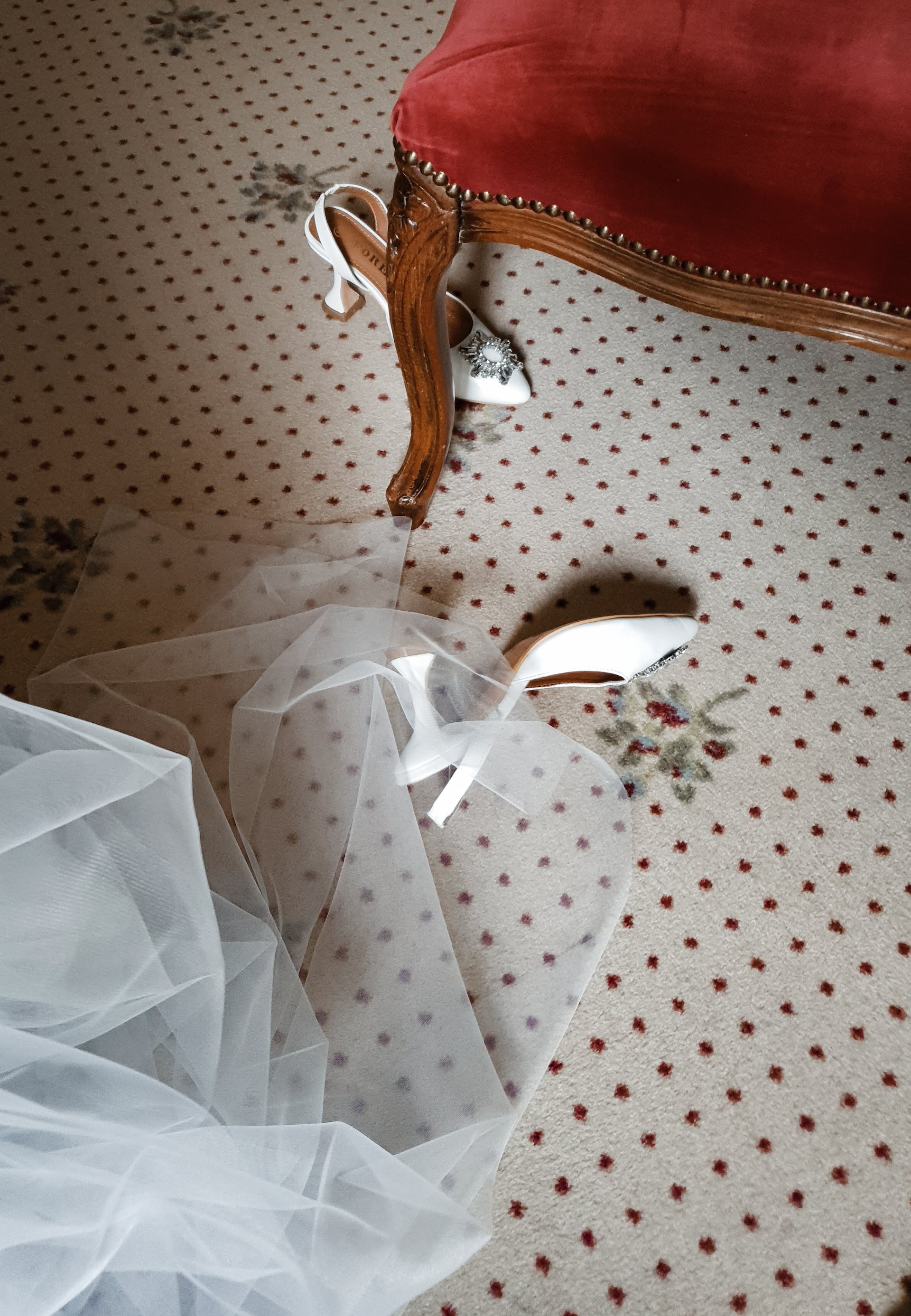 Vestido y zapatos de novia en el suelo | Foto: Pexels