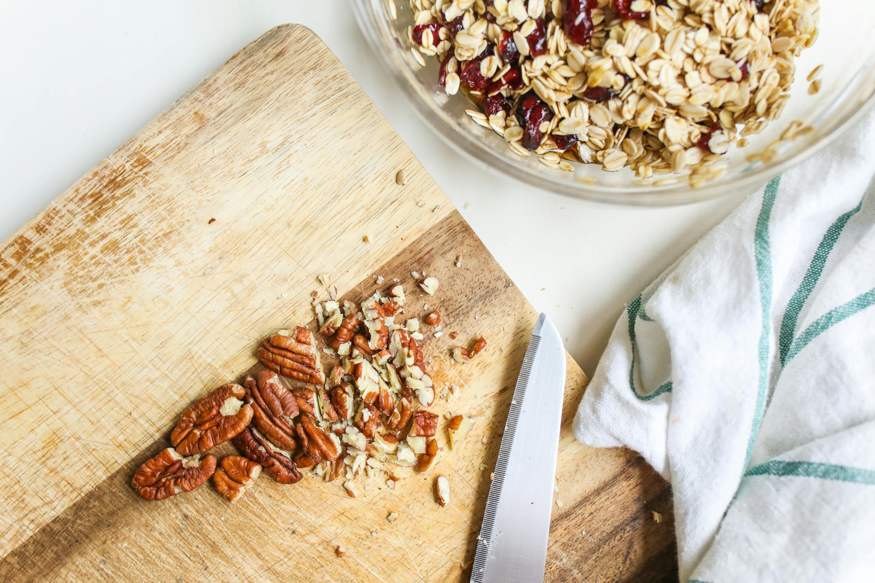 Nueces picadas sobre una tabla | Fuente: Pexels