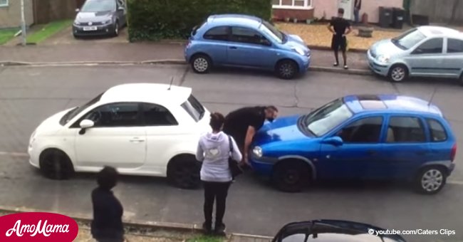 Carro bloqueaba el coche de una mujer, así que su gran sobrino resolvió el problema con sus propias manos