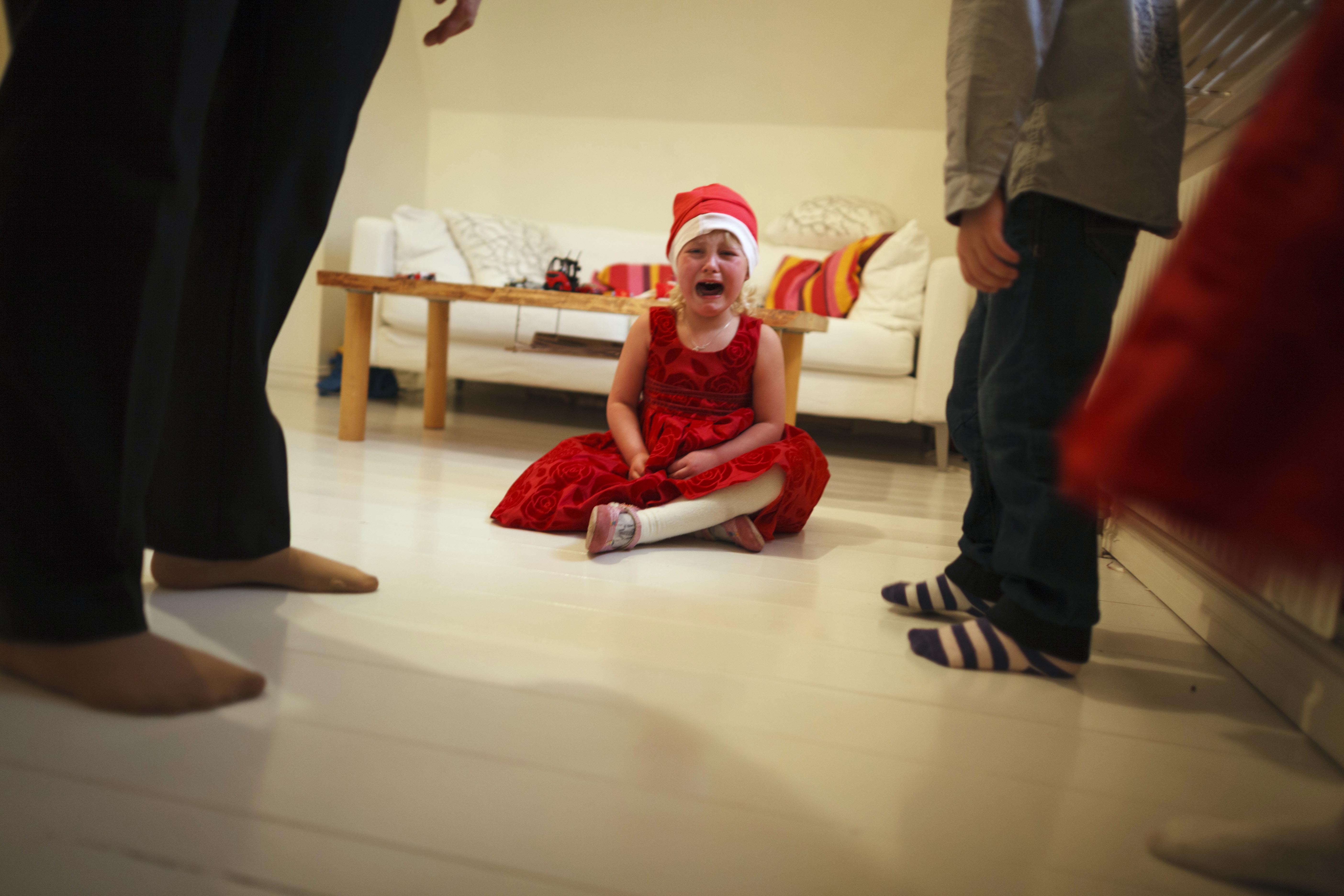 Niña llorando en Navidad | Foto: Getty Images