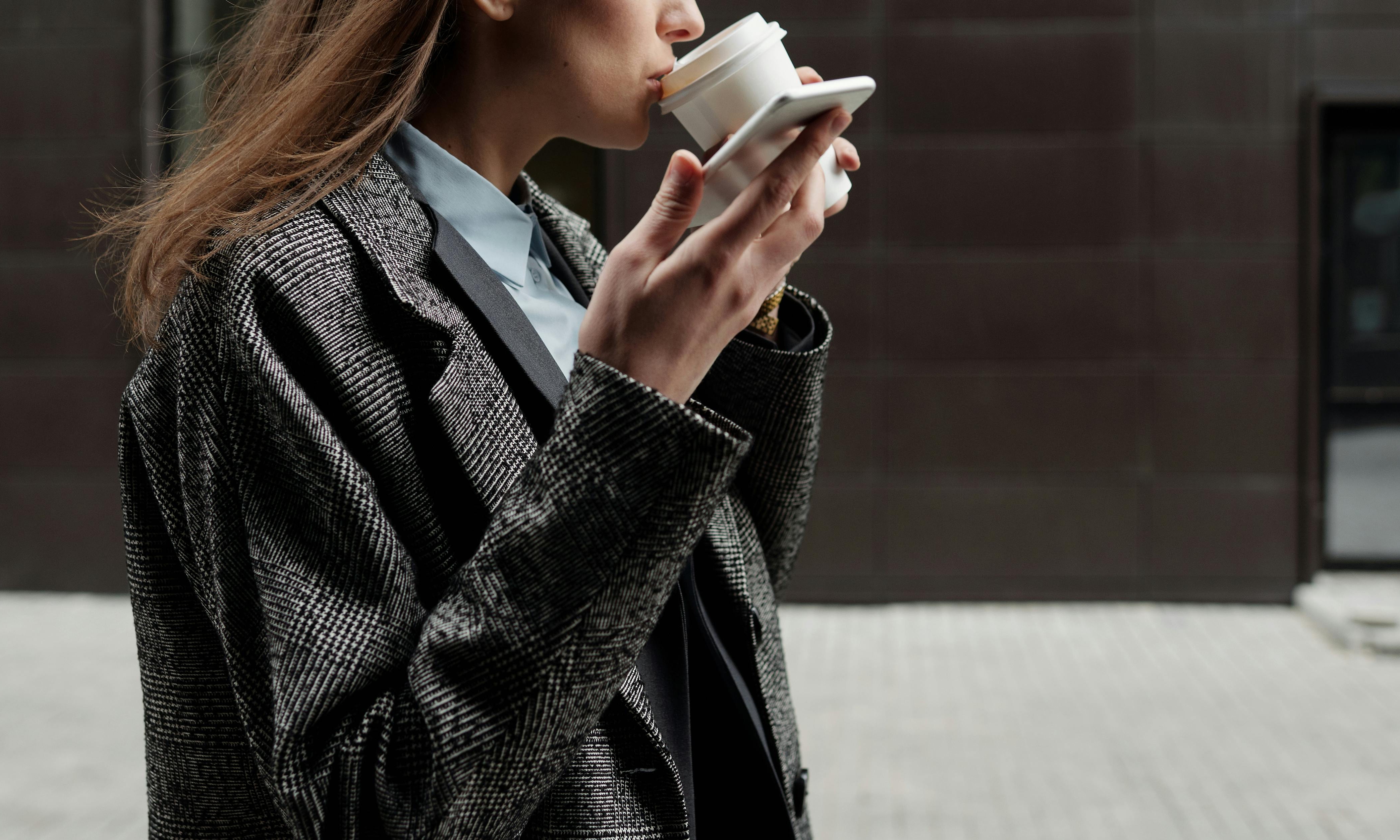 Kate saliendo del café, decidida | Fuente: Midjourney