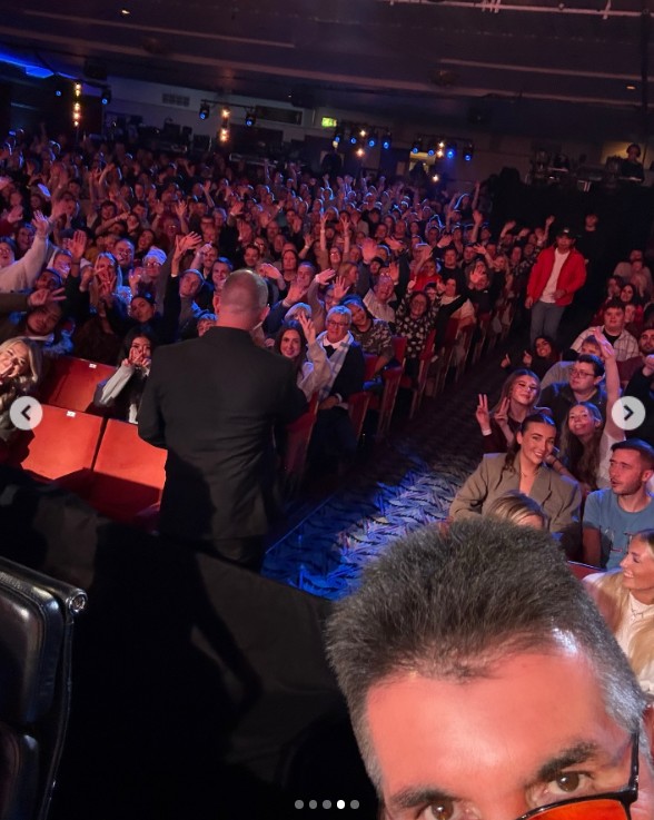 Simon Cowell en una selfie con el público de "Britain's Got Talent" durante las audiciones en una publicación del 8 de enero de 2025 | Fuente: Instagram/simoncowell