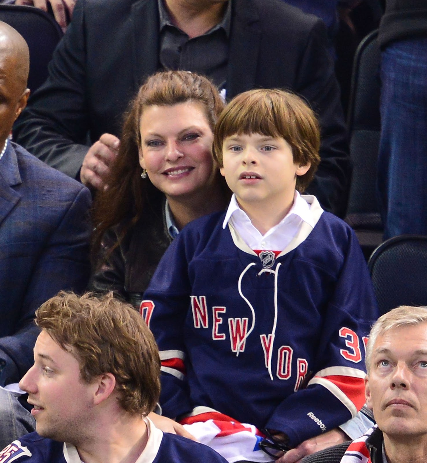 Linda Evangelista asistió al partido de los Montreal Canadiens contra los New York Rangers con su hijo en el Madison Square Garden el 29 de mayo de 2014 | Fuente: Getty Images