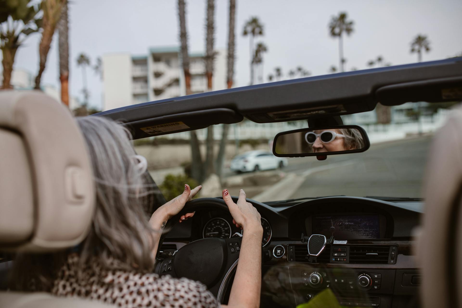 Una mujer madura conduciendo un Automóvil | Fuente: Pexels