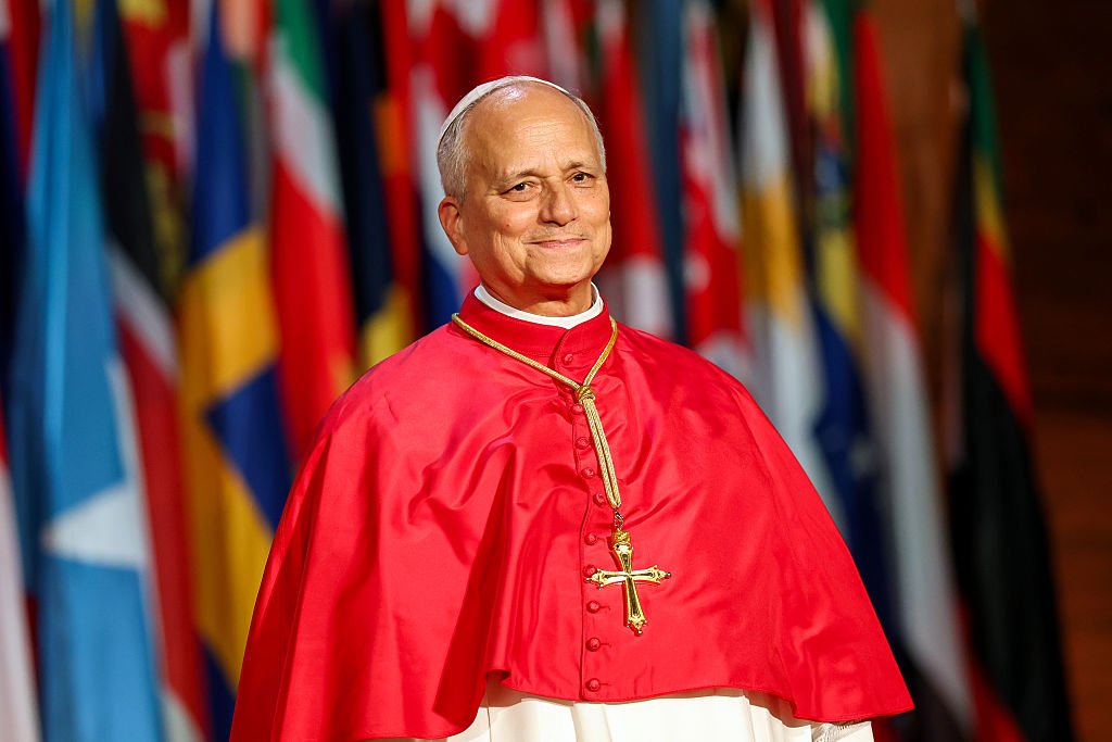 El papa León XIV se encuentra en el escenario antes de pronunciar un discurso durante su visita a la sede de la Organización de las Naciones Unidas para la Educación, la Ciencia y la Cultura (UNESCO) el 25 de septiembre de 2026 en París, Francia. | Fuente: Getty Images
