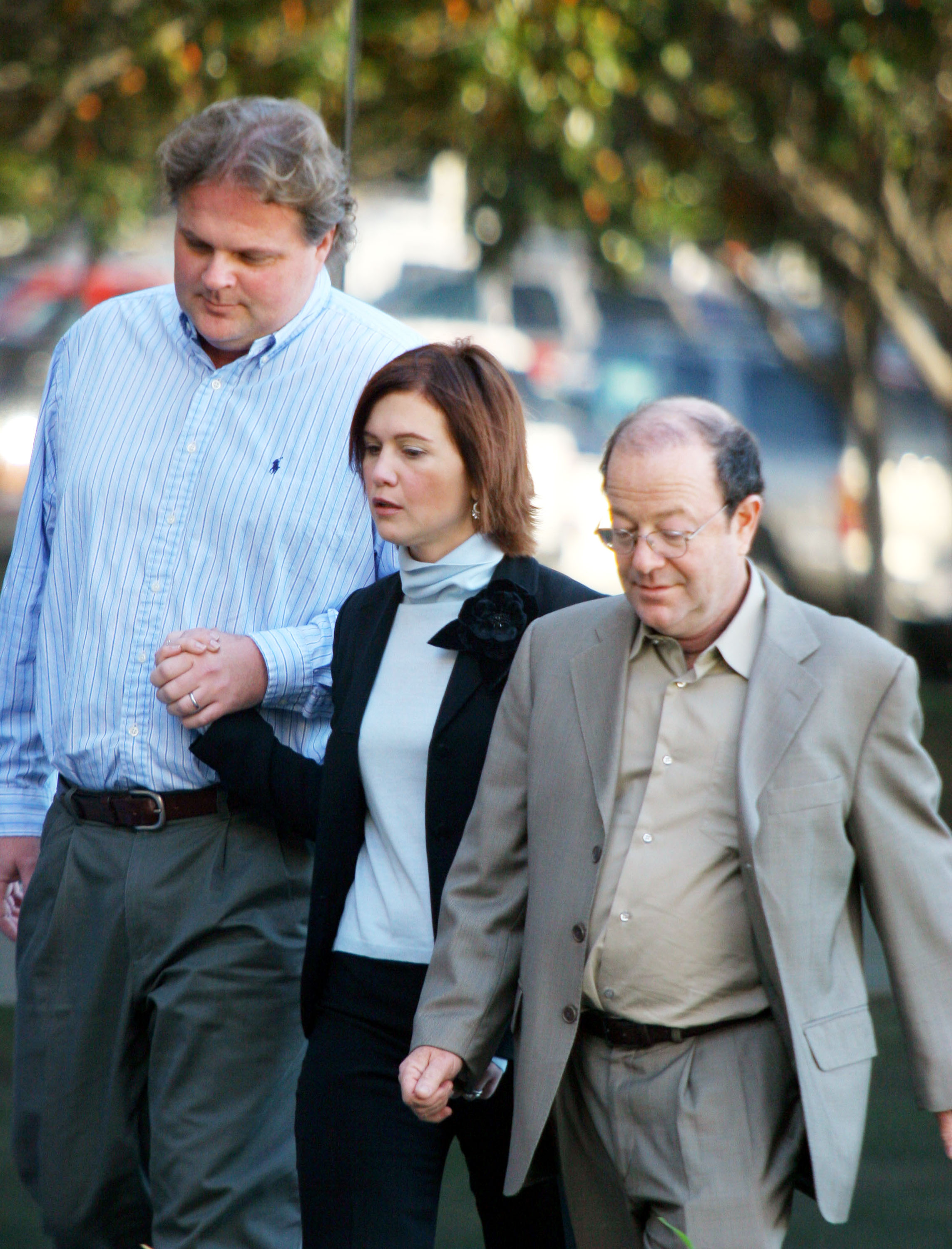 Tracey Gold y Roby Marshall llegando al Tribunal Superior de Ventura el 19 de noviembre de 2004, en Ventura, California. | Fuente: Getty Images