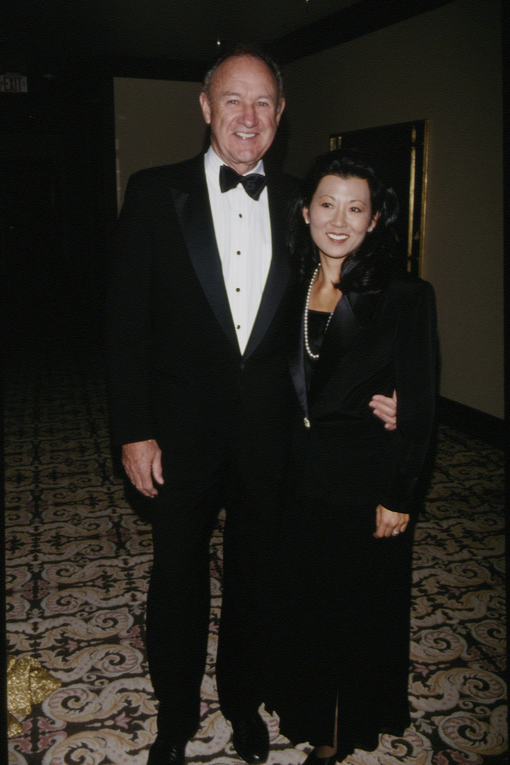 Gene Hackman y Betsy Arakawa en los "Thalians Award" en 1994. | Fuente: Getty Images