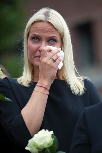 La princesa Mette-Marit de Noruega llora tras los ataques extremistas del 25 de julio de 2011 en Oslo, Noruega. | Foto: Getty Images