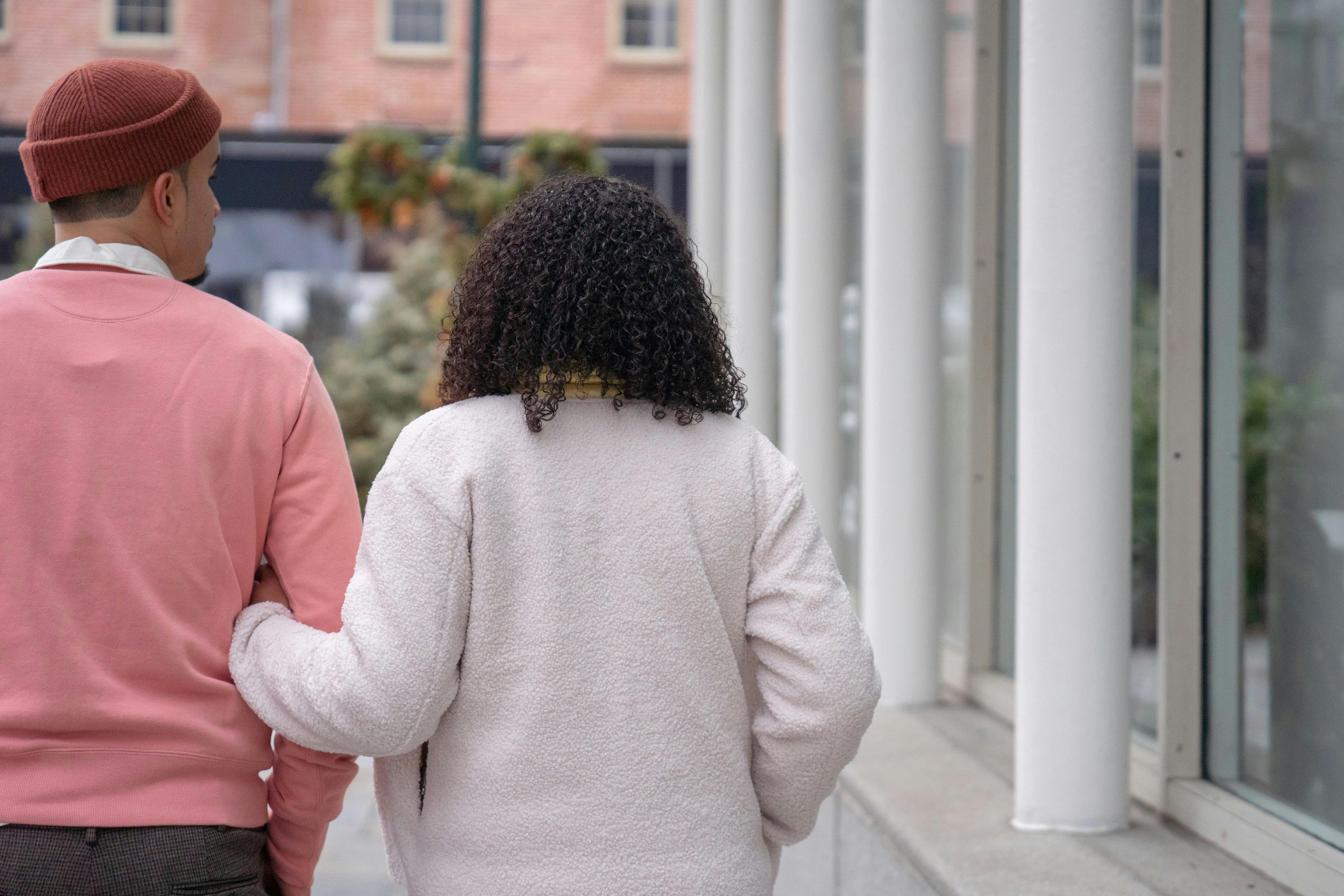 Hombre y mujer caminan por la calle | Fuente: Pexels