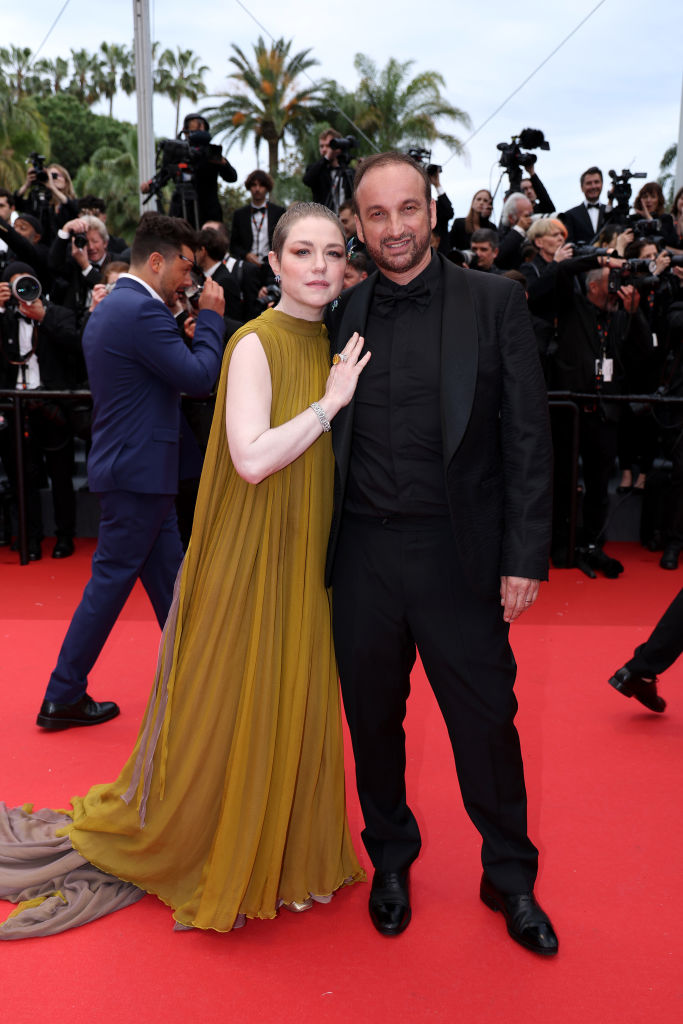 Émilie Dequenne y Michel Ferracci asisten a la proyección de la película "Le Deuxième Acte" y a la alfombra roja de la ceremonia de apertura del 77º Festival de Cannes en el Palais des Festivals el 14 de mayo de 2024 en Cannes, Francia. | Fuente: Getty Images