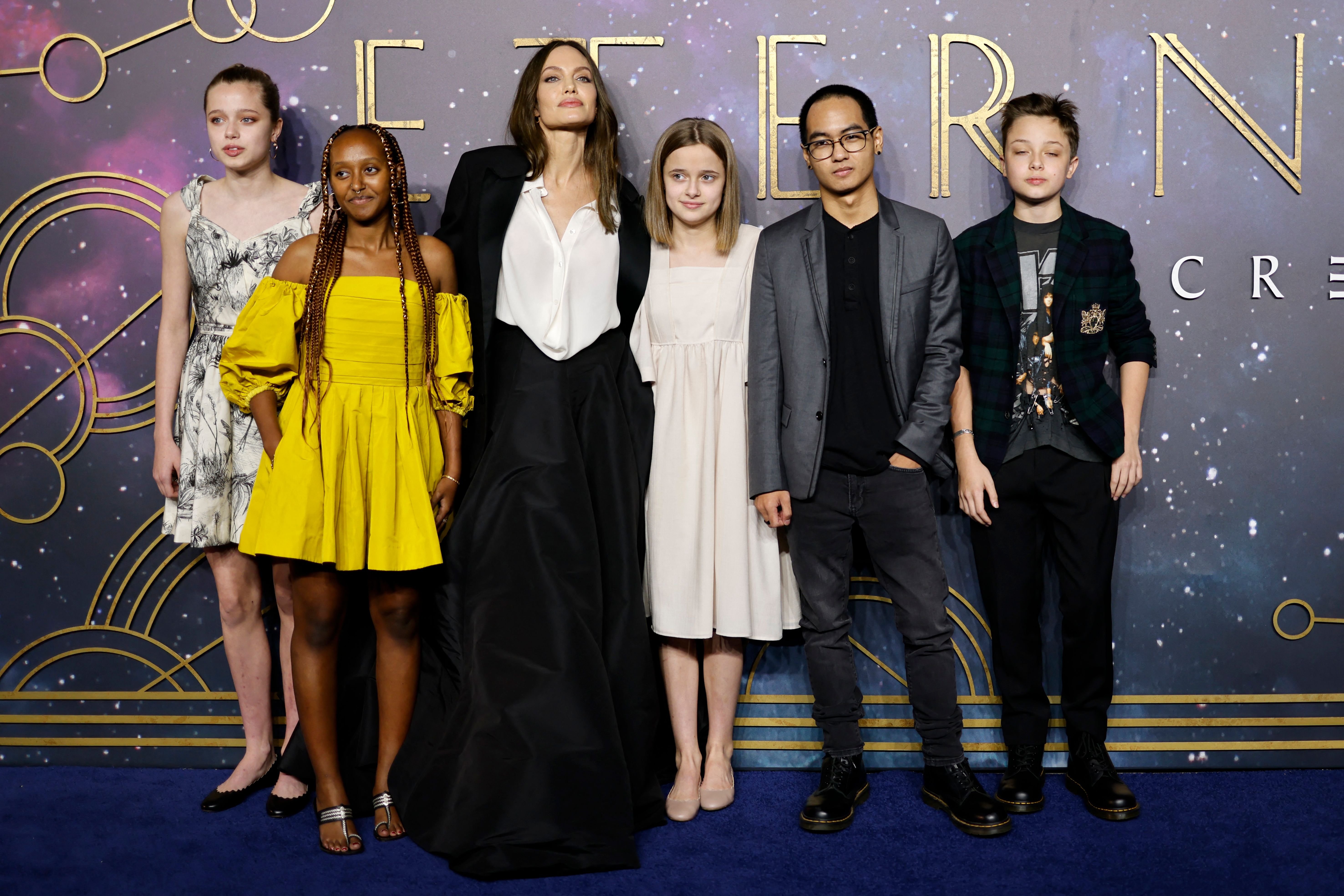 Angelina Jolie con sus hijos Shiloh, Zahara, Vivienne, Maddox y Knox Jolie-Pitt en la Gala de Proyección de "Eternals" en el Reino Unido en Londres, Inglaterra, el 27 de octubre de 2021. | Fuente: Getty Images