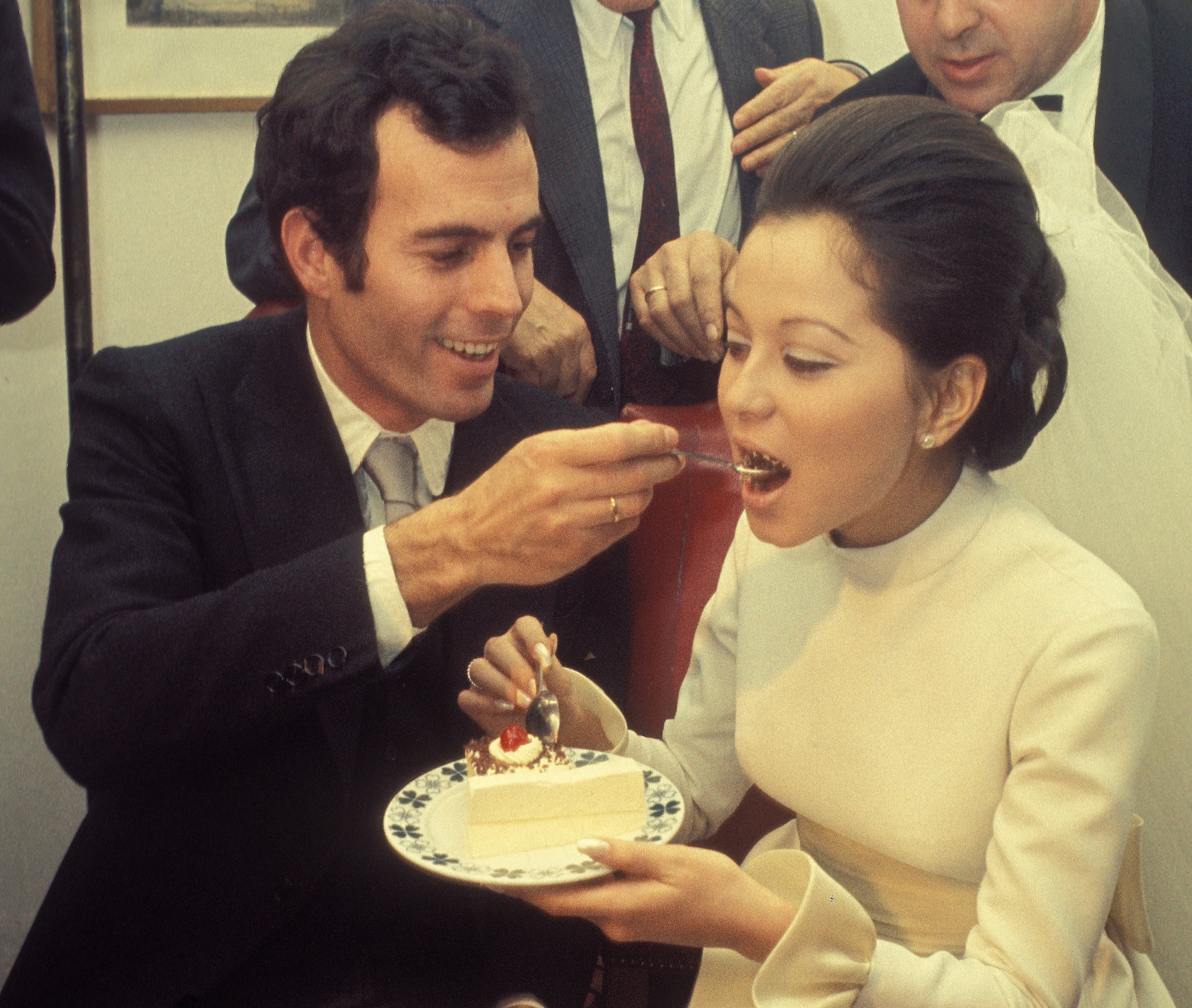 Julio Iglesias e Isabel Preysler comiendo pastel el día de su boda, 1971. | Foto: Getty Images