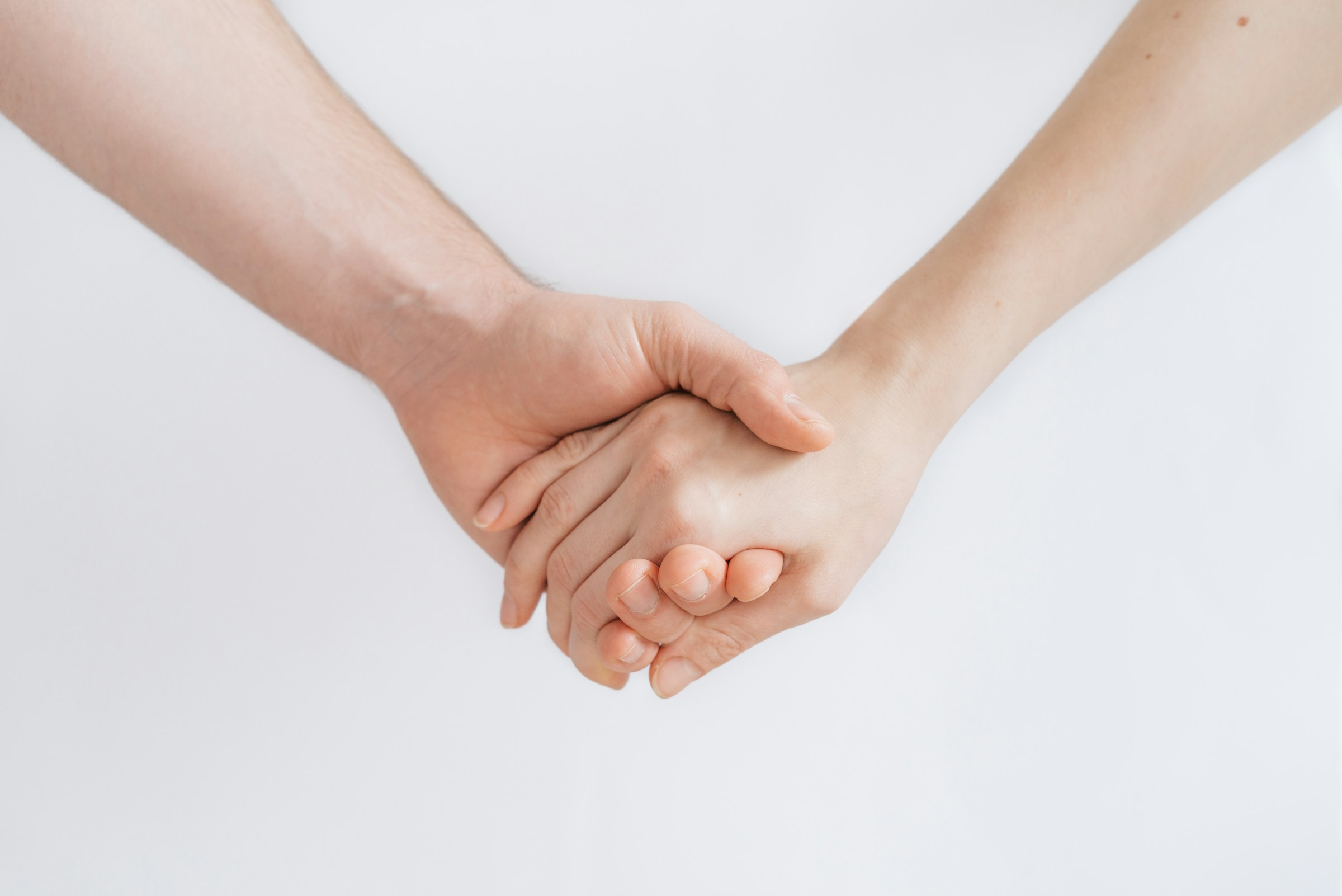 Una pareja cogida de la mano | Fuente: Unsplash