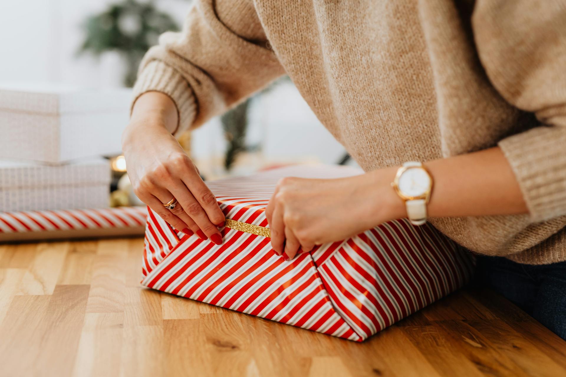 Una mujer empaquetando un regalo | Fuente: Pexels