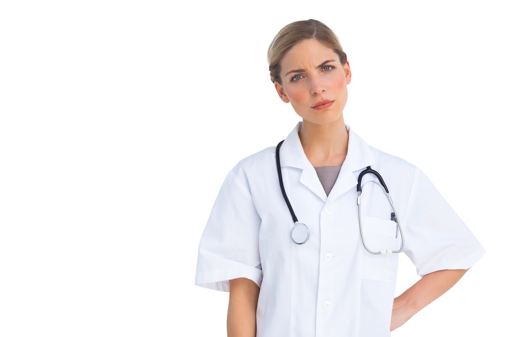 Una foto de una enfermera molesta y crítica. | Foto: Shutterstock