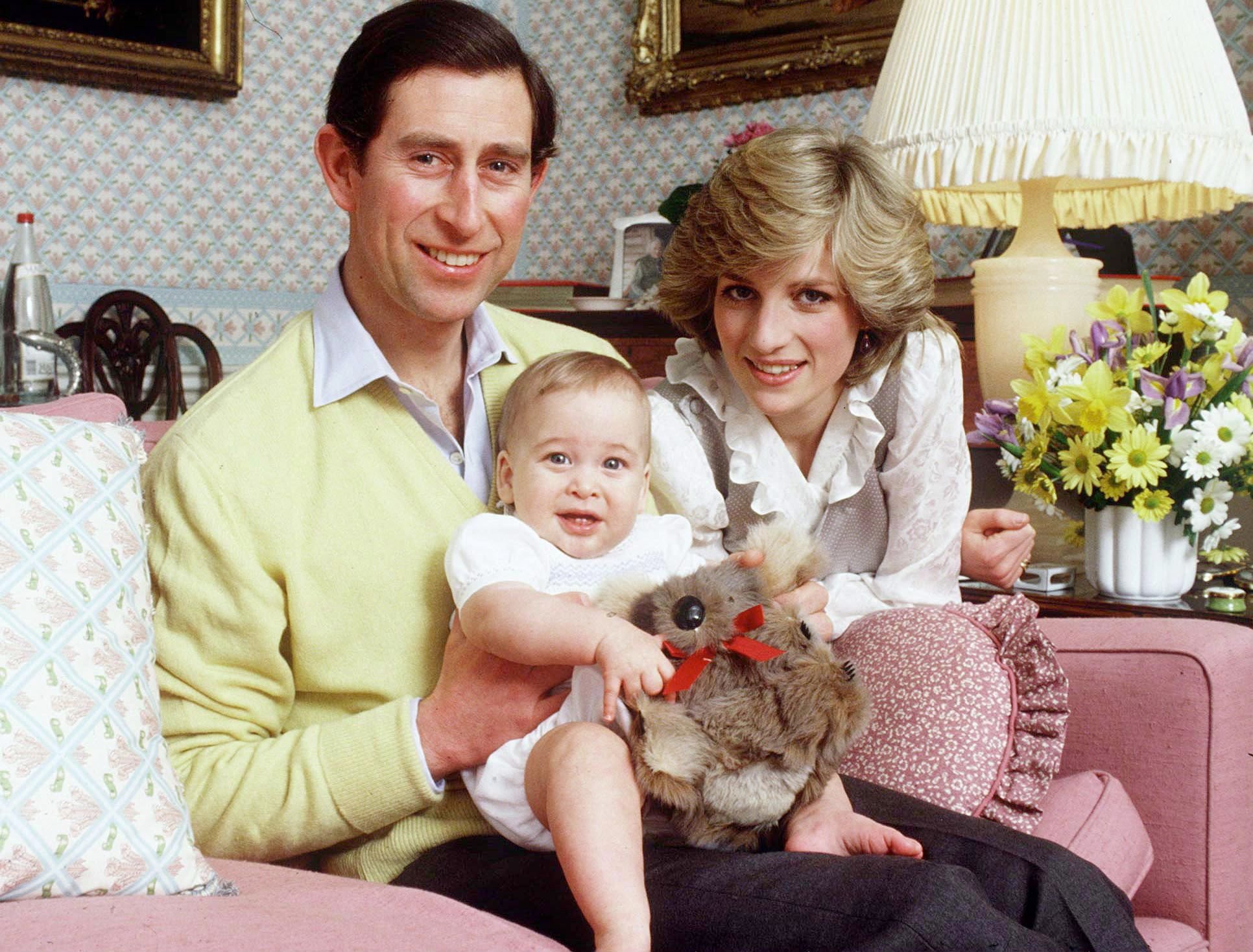 Príncipes Charles y William y princesa Diana en Kensington en febrero de 1983. | Foto: Getty Images