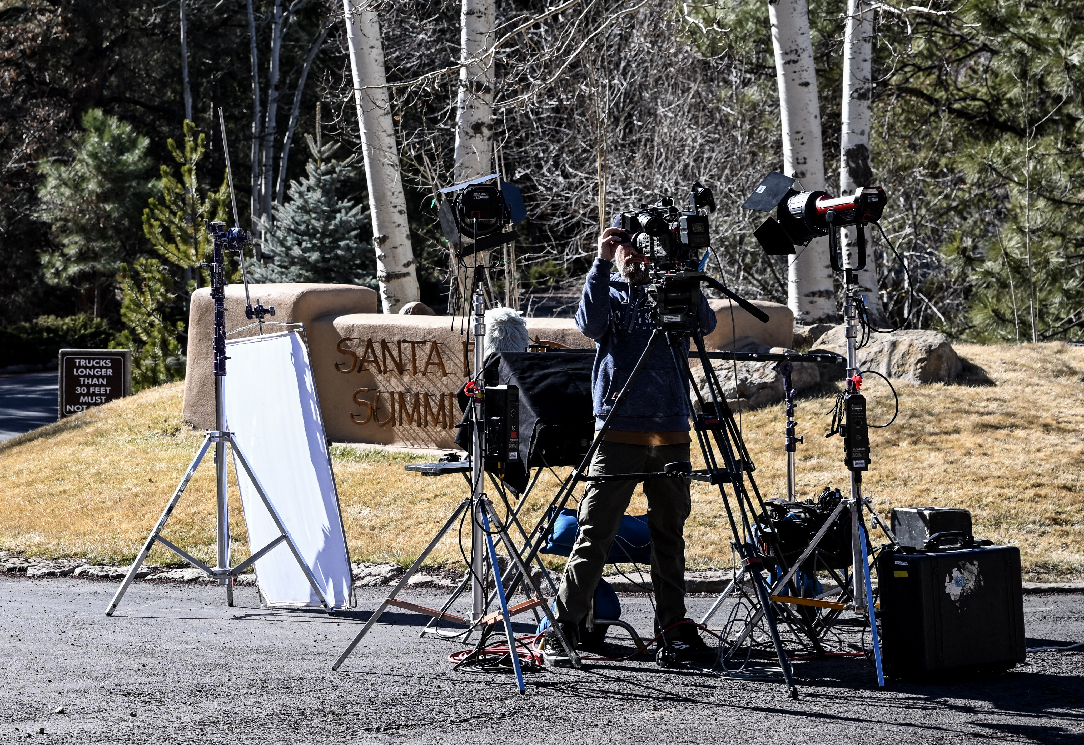 Un periodista coloca una cámara a la entrada del barrio de Santa Fe Summit, donde vivió el fallecido actor Gene Hackman, en Santa Fe, Nuevo México, el 28 de febrero de 2025 | Fuente: Getty Images