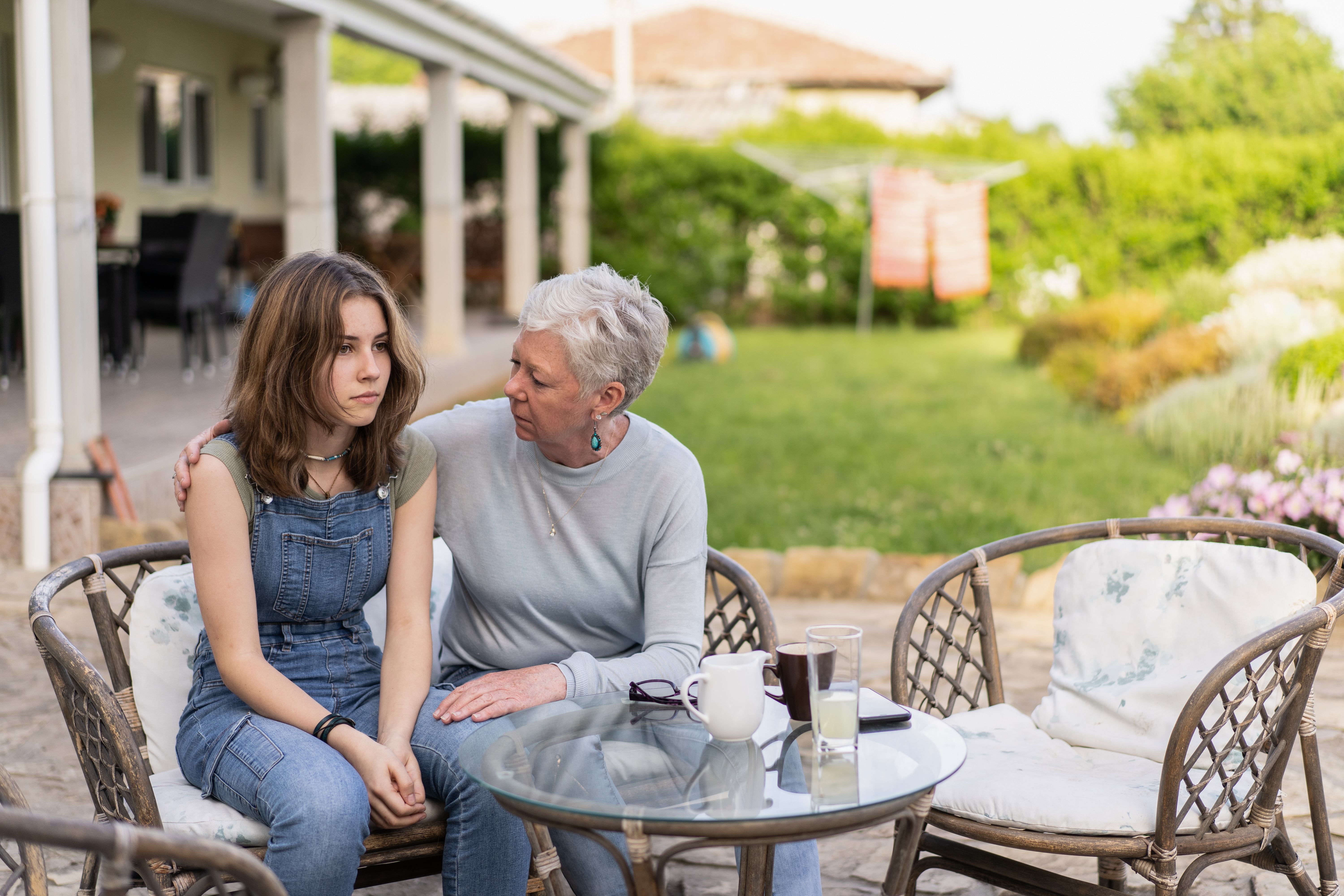 Una abuela hablando con su nieta | Fuente: Getty Images