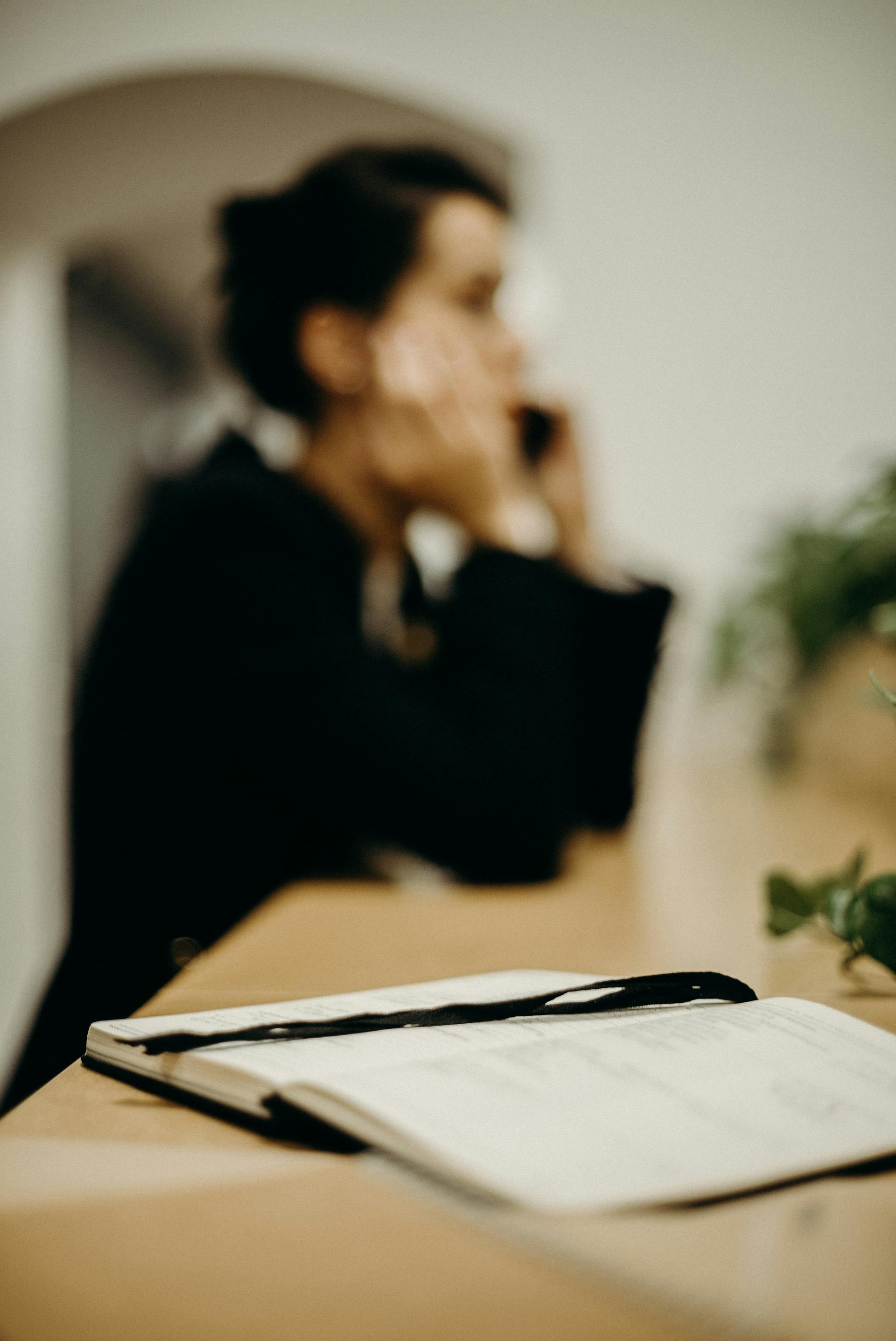Una mujer hablando por teléfono | Fuente: Pexels