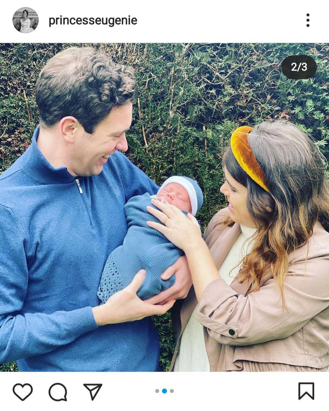 Eugenie y Jack, sosteniendo a su bebé August. | Foto: Captura de pantalla de Instagram/PrincessEugenie